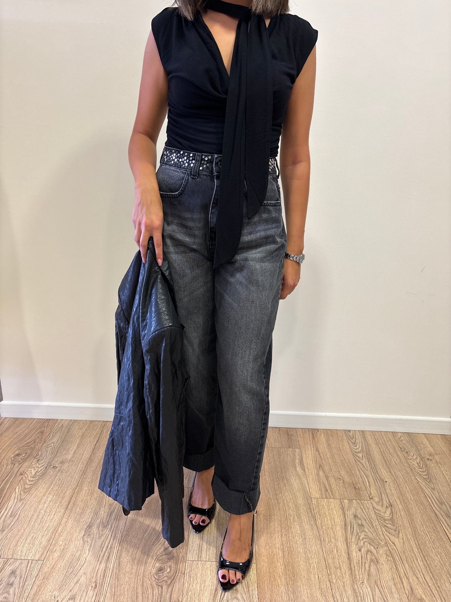 SOUVENIR - Jeans a gamba dritta con borchie e risvolto nero lavagna
