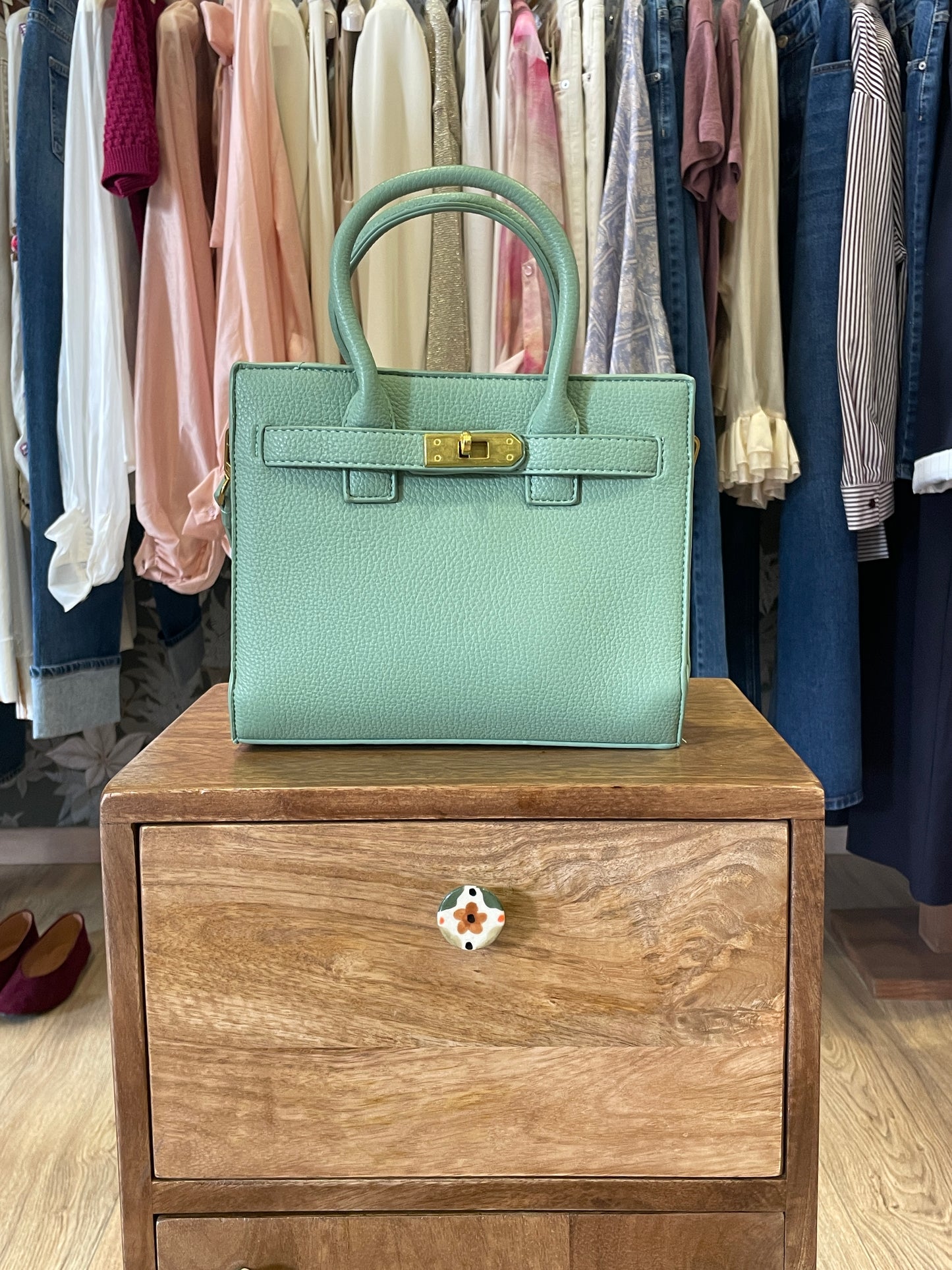 Borsa in pelle verde con maniglie a mano e tracolla