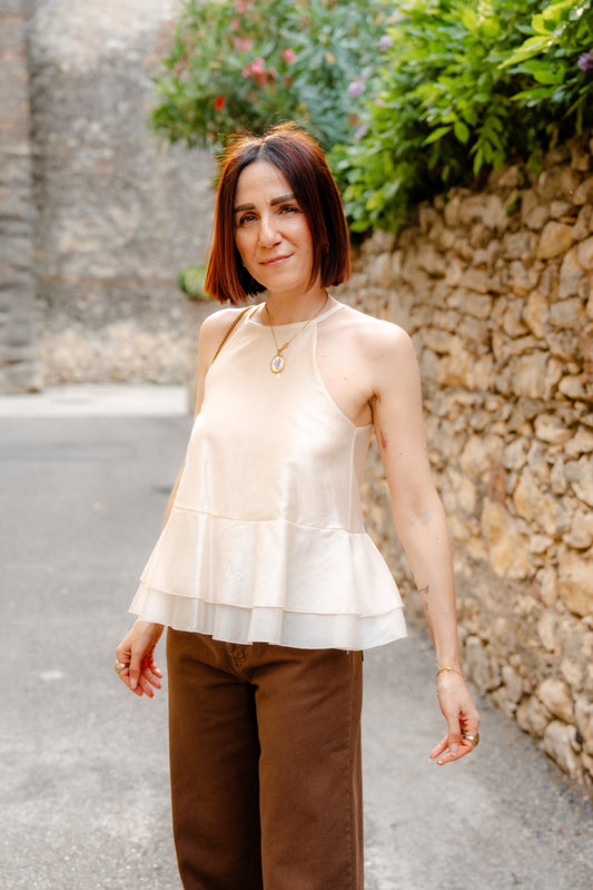KAOS - Top vaniglia con balze e oblò sul retro con laccetto