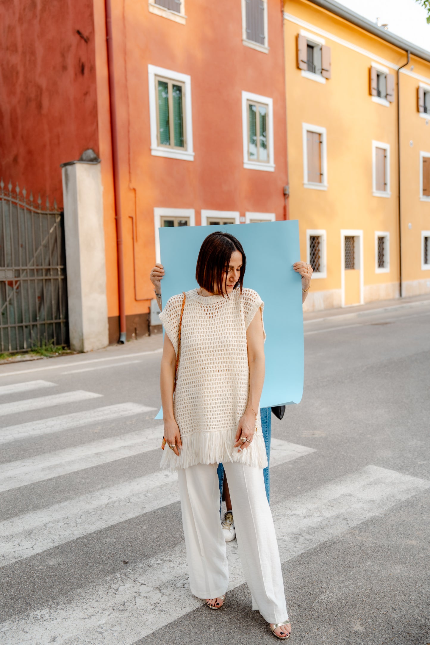 KAOS - Maxi gilet crochet burro con frange