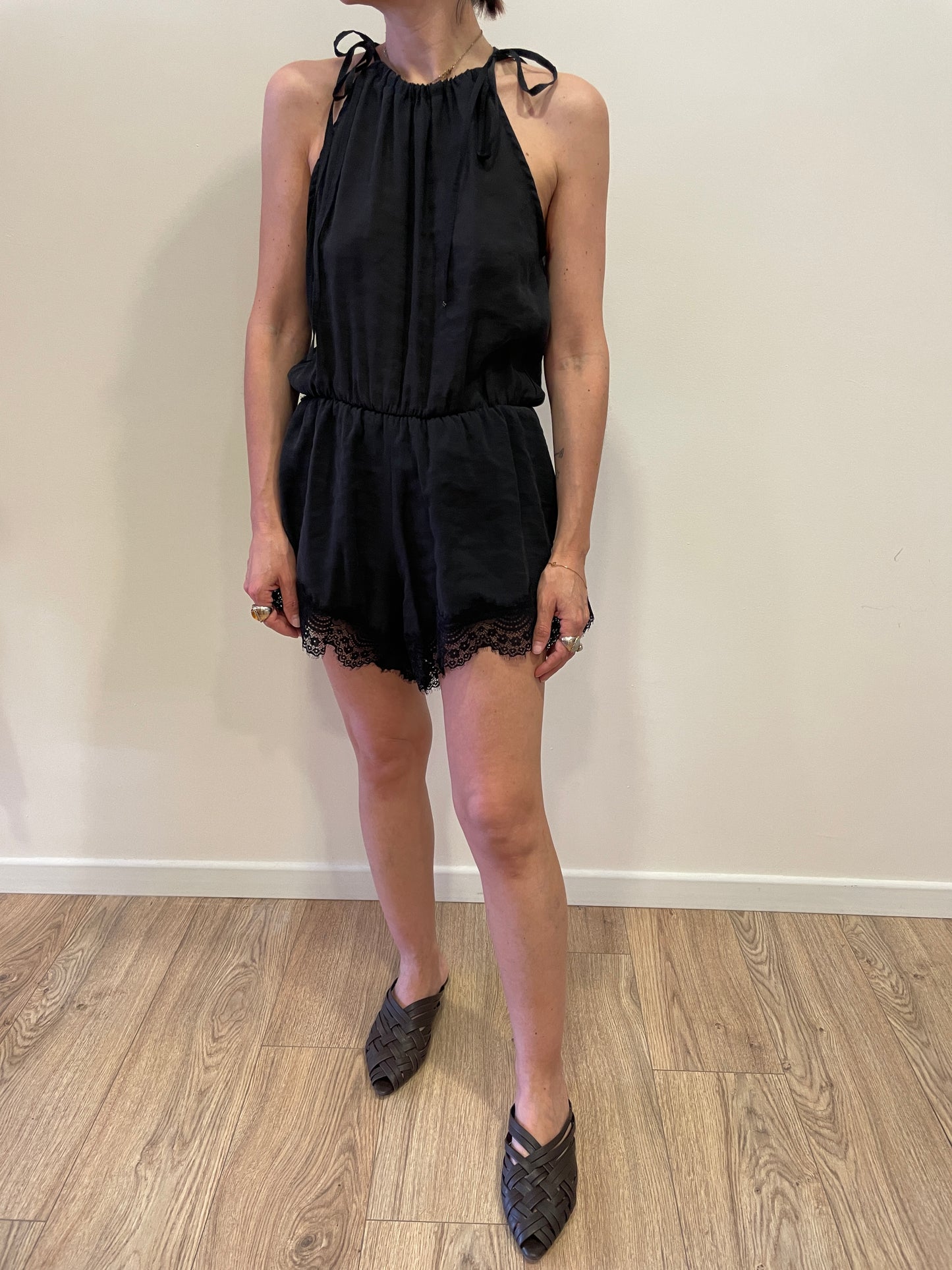 HAVEONE - Tuta con scollo all'americana con laccetti e pizzo sul fondo color nero