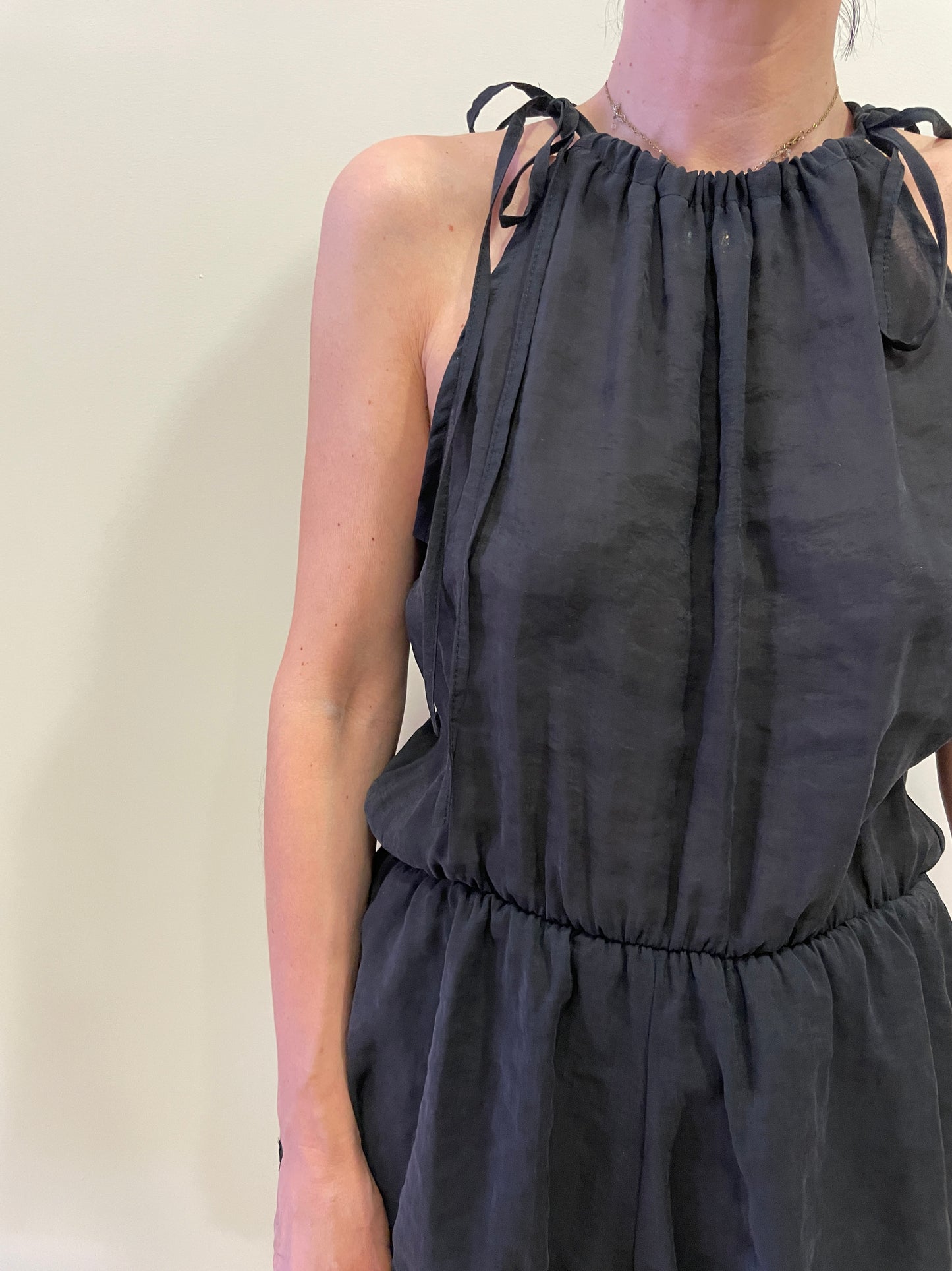 HAVEONE - Tuta con scollo all'americana con laccetti e pizzo sul fondo color nero