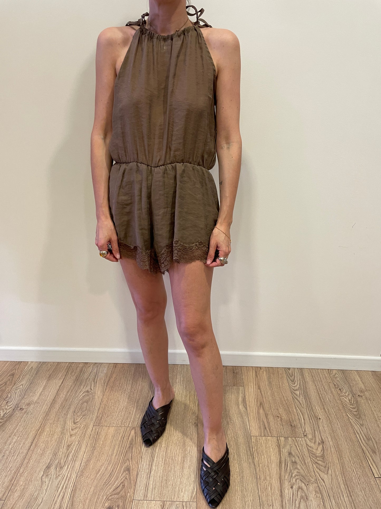HAVEONE - Tuta con scollo all'americana con laccetti e pizzo sul fondo color cioccolato