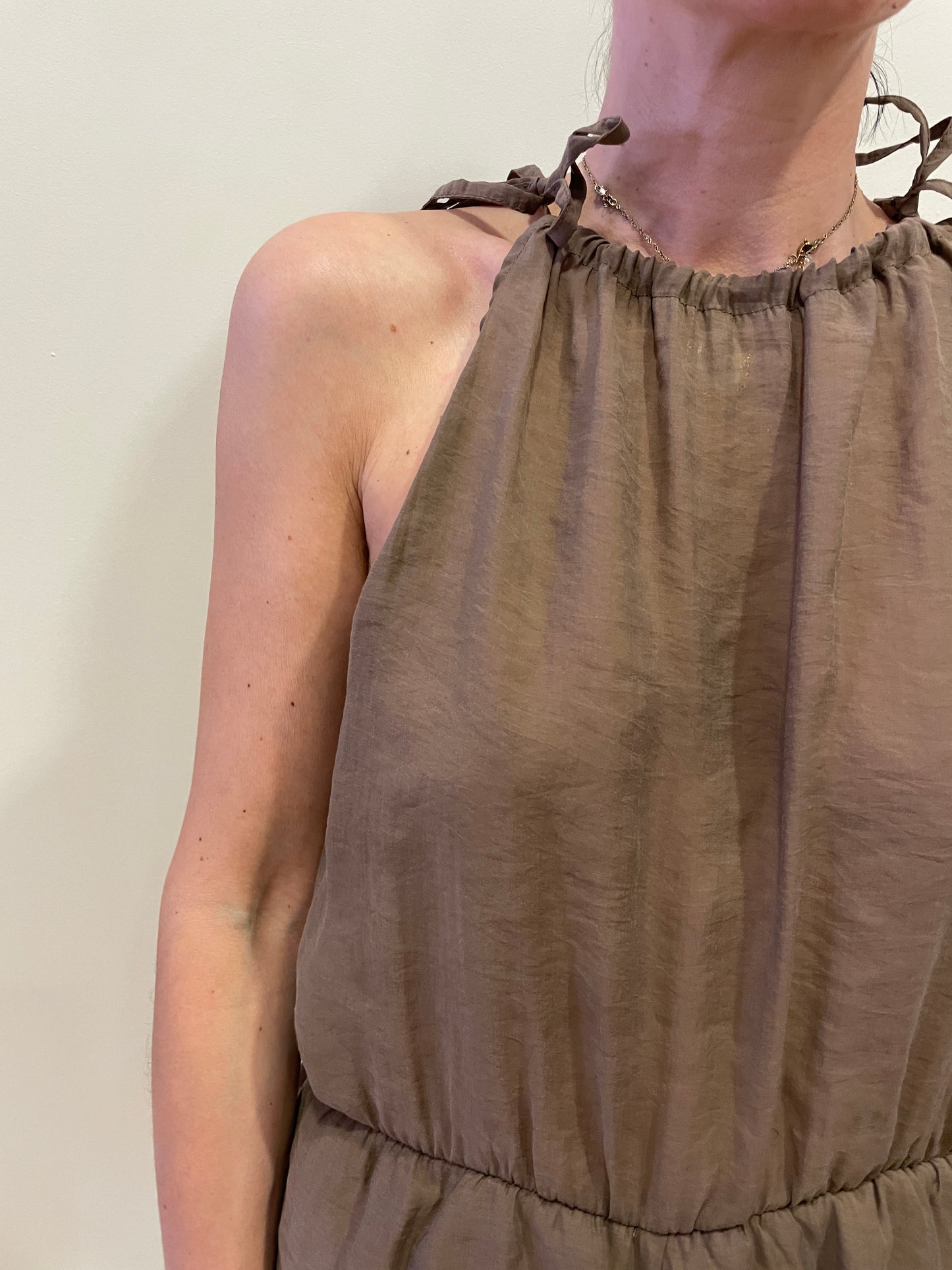 HAVEONE - Tuta con scollo all'americana con laccetti e pizzo sul fondo color cioccolato
