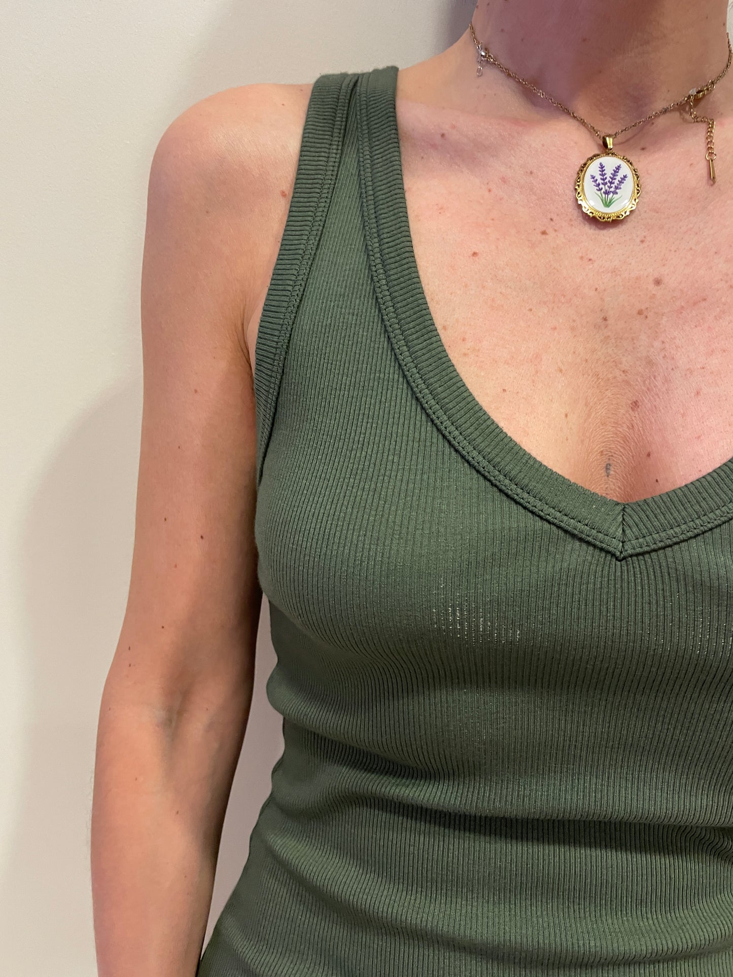 VICOLO - Abito a costine aderente con scollo a V - più colori