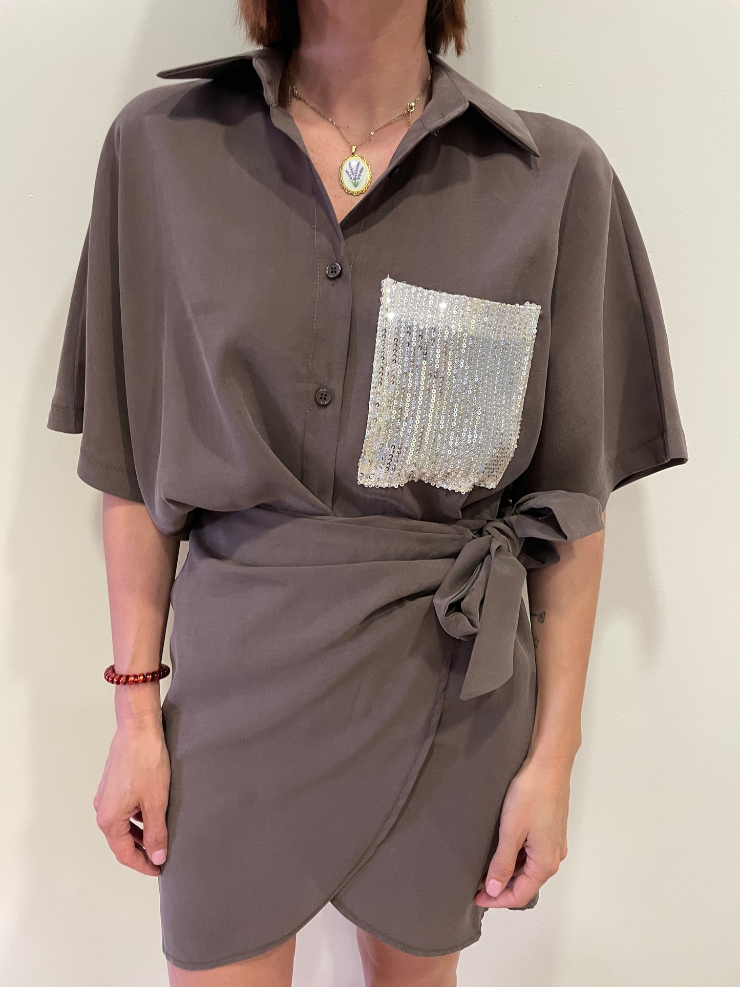 SUSY MIX - Camicia a mezze maniche morbida con taschino di paillettes testa moro
