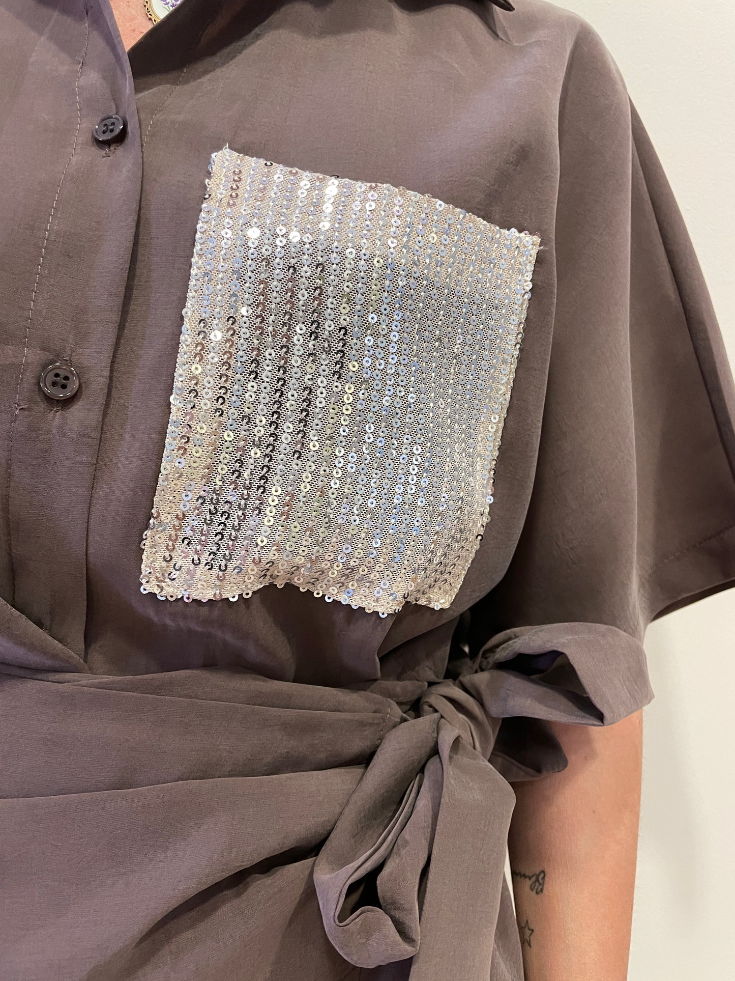 SUSY MIX - Camicia a mezze maniche morbida con taschino di paillettes testa moro
