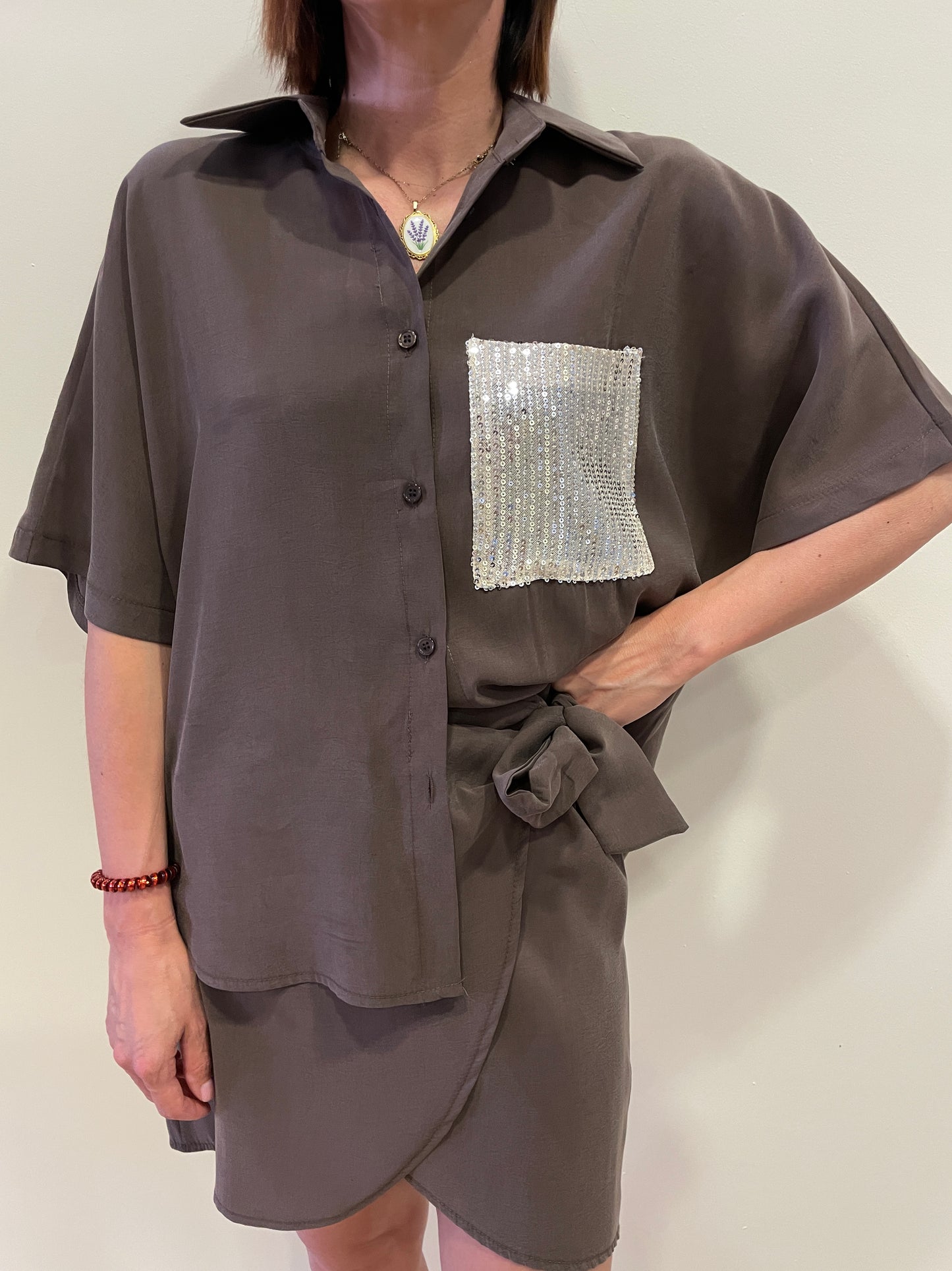 SUSY MIX - Camicia a mezze maniche morbida con taschino di paillettes testa moro