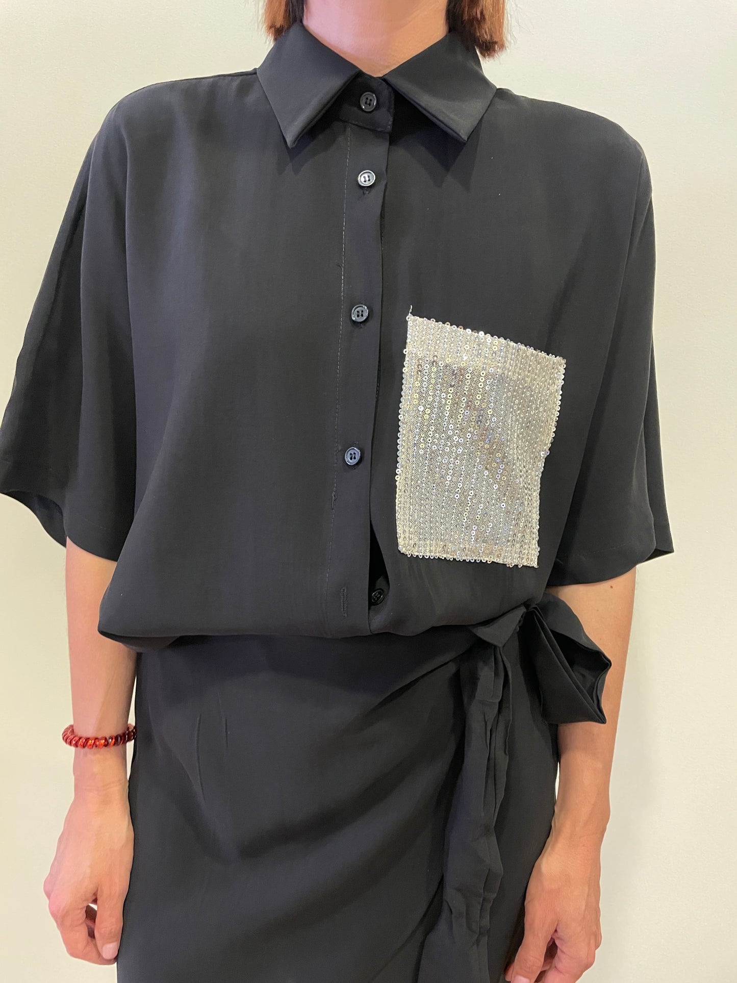 SUSY MIX - Camicia a mezze maniche morbida con taschino di paillettes nera