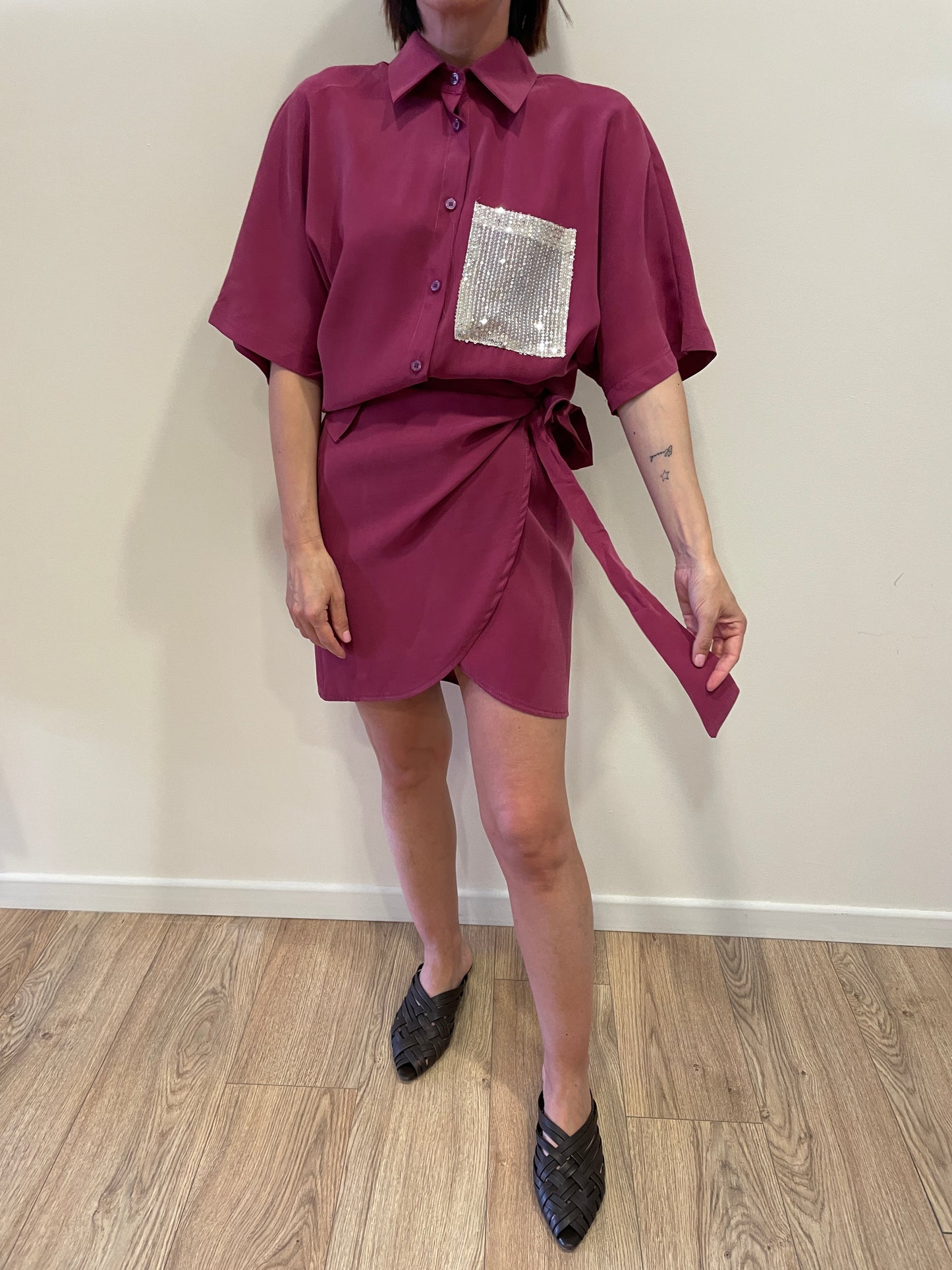 SUSY MIX - Camicia a mezze maniche morbida con taschino di paillettes color india