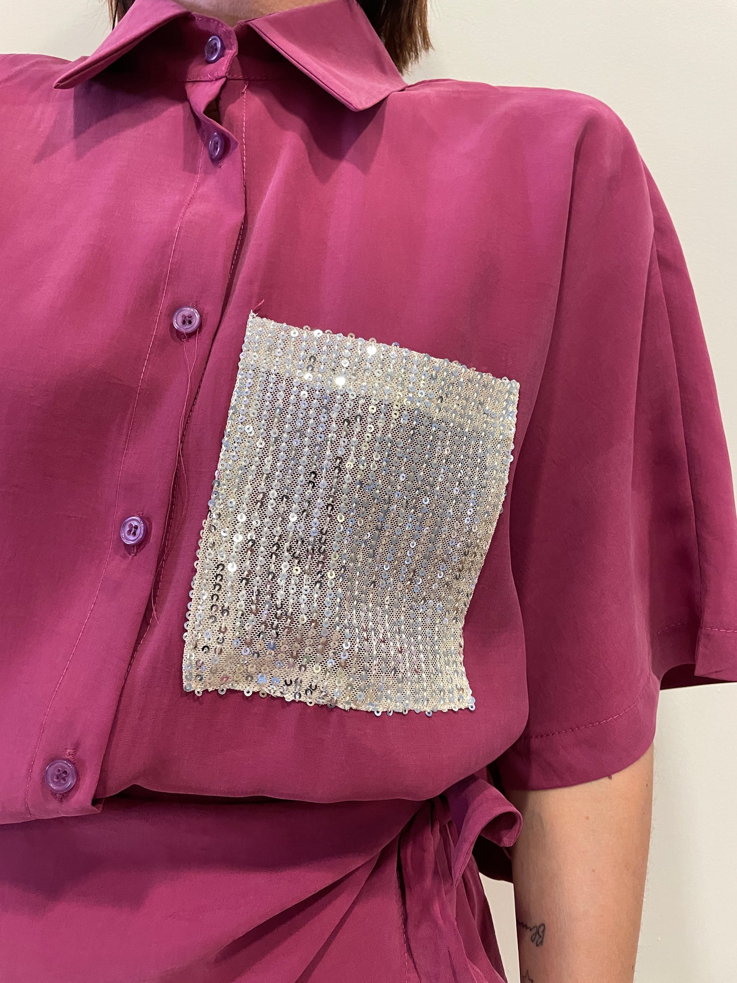 SUSY MIX - Camicia a mezze maniche morbida con taschino di paillettes color india