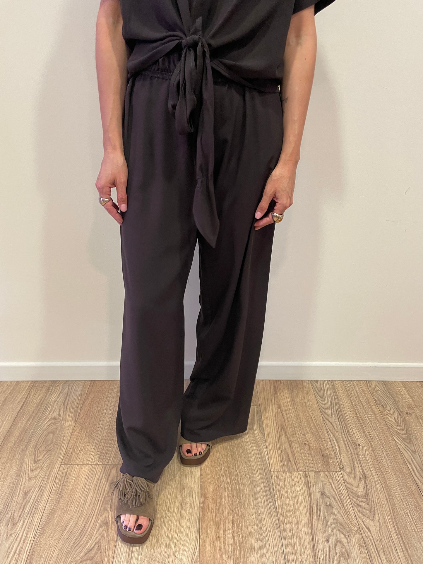 HAVEONE - Pantalone in viscosa a palazzo dritto con elastico color moro