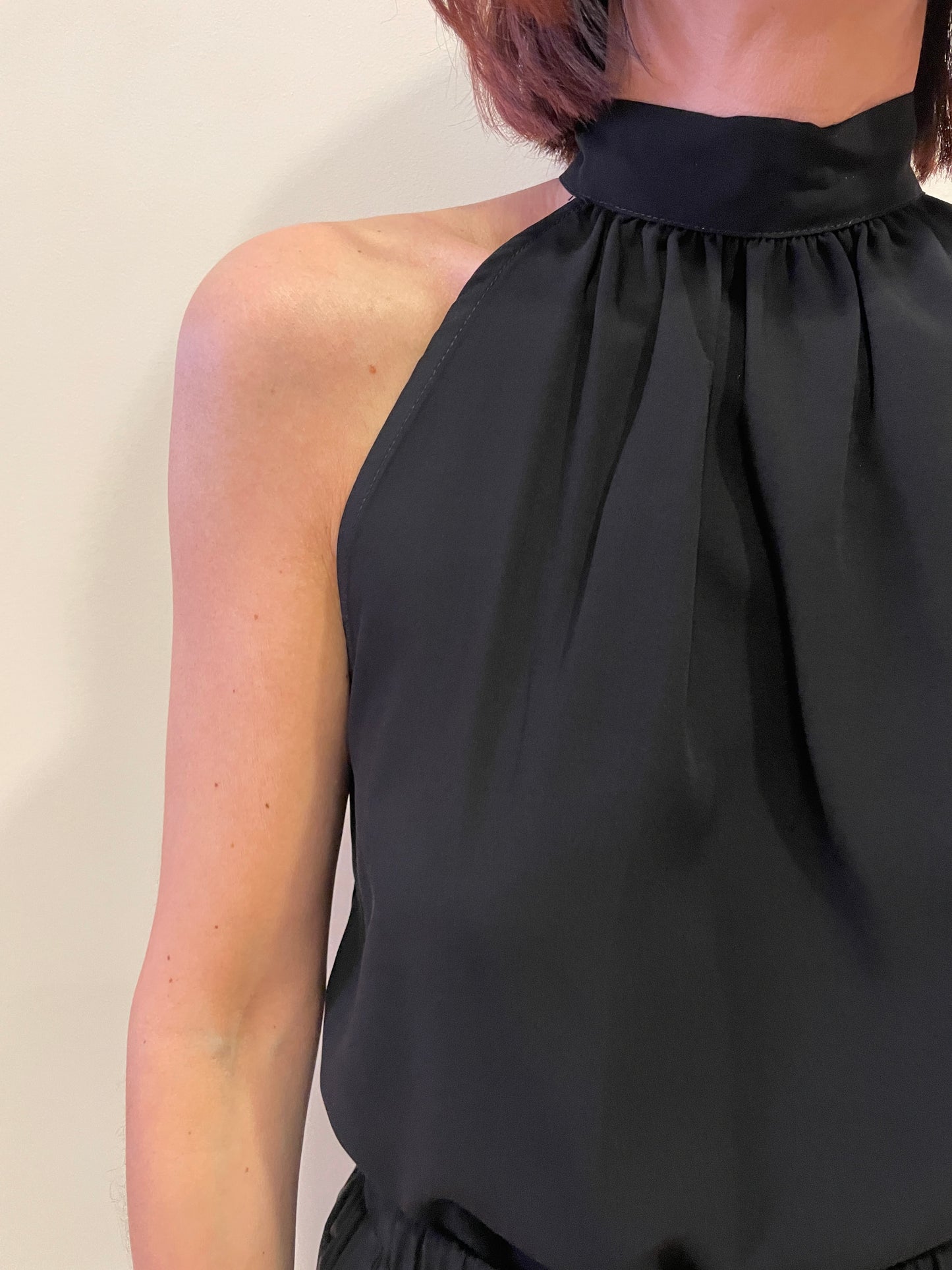 HAVEONE - Top in viscosa nero con scollo all'americana e allacciatura sul retro