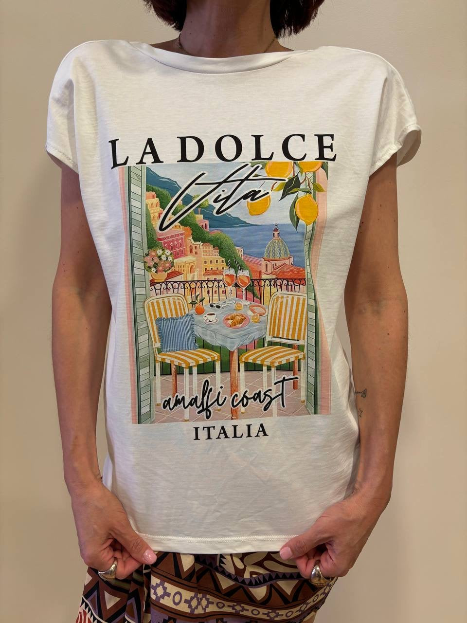 SOUVENIR - T-shirt con stampa "la dolce vita" e scollo a V sul retro