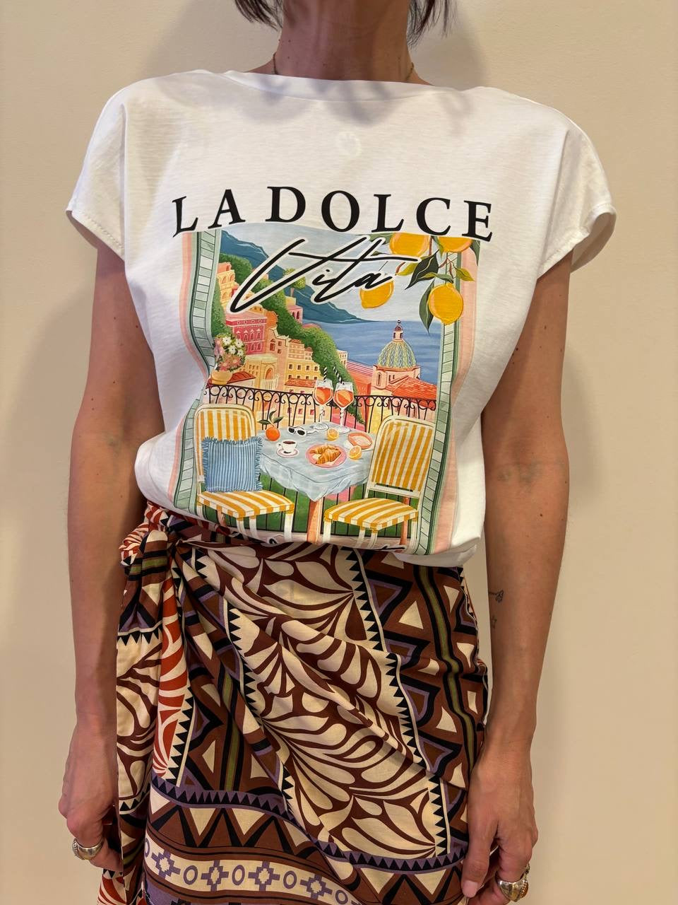 SOUVENIR - T-shirt con stampa "la dolce vita" e scollo a V sul retro
