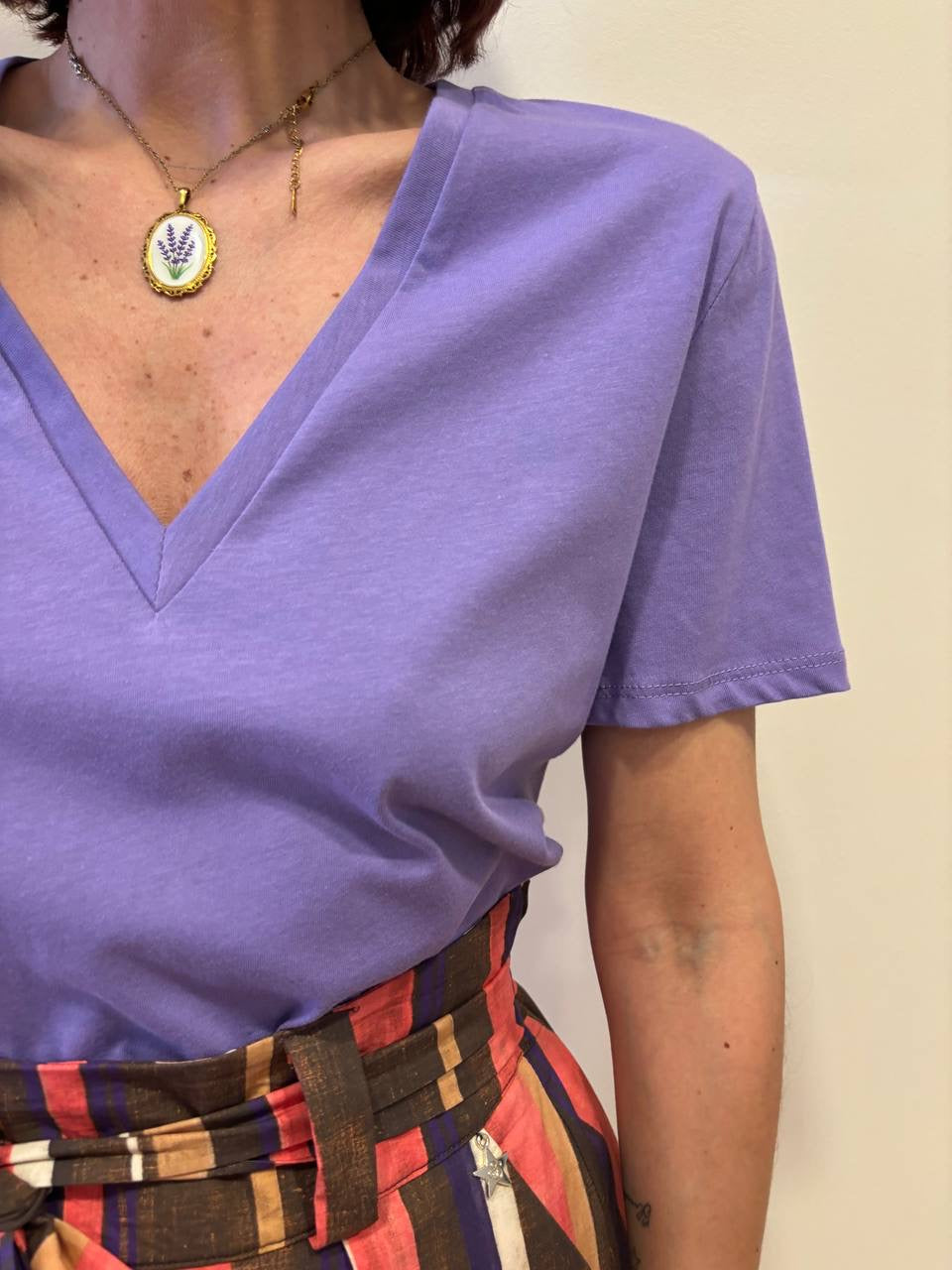 SOUVENIR - T-shirt in cotone con scollo a V color lavanda