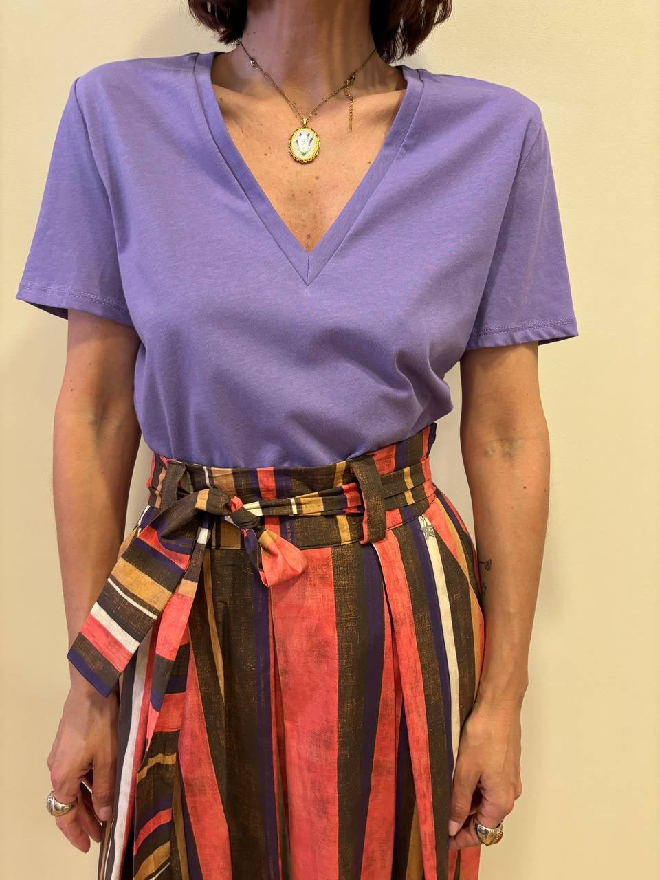 SOUVENIR - T-shirt in cotone con scollo a V color lavanda