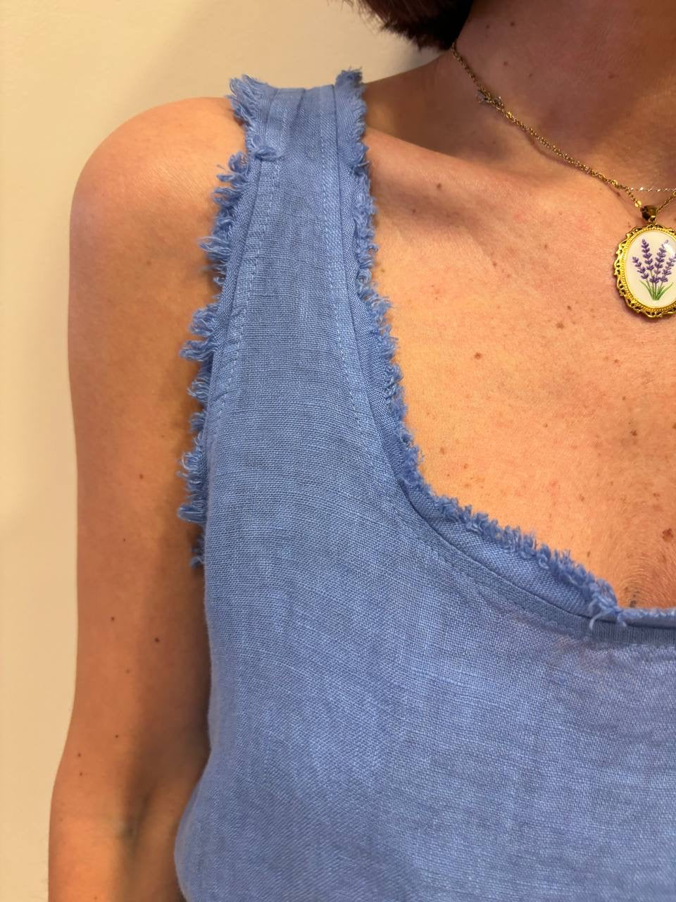 SOUVENIR - Canotta in lino color azzurro ceruleo con bordi sfrangiati