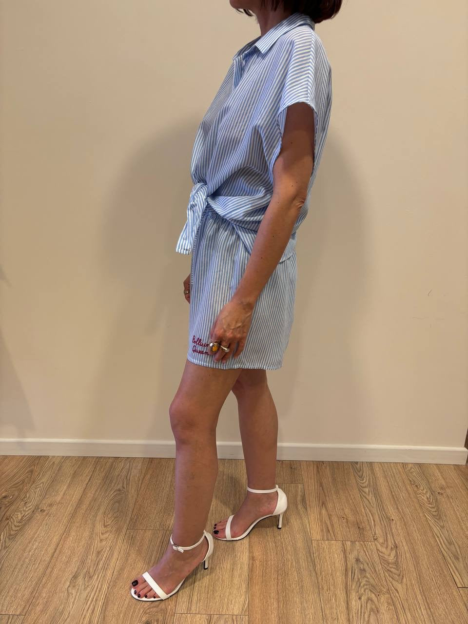 SOUVENIR - Camicia in cotone a mezze maniche a righe verticali bianca e azzurra con nodo
