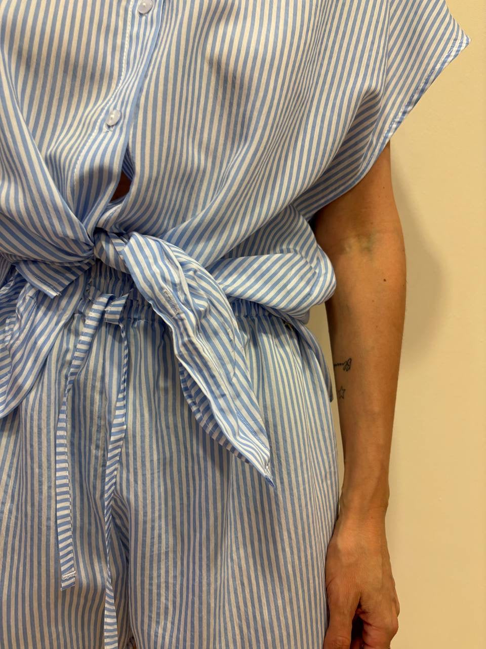 SOUVENIR - Camicia in cotone a mezze maniche a righe verticali bianca e azzurra con nodo