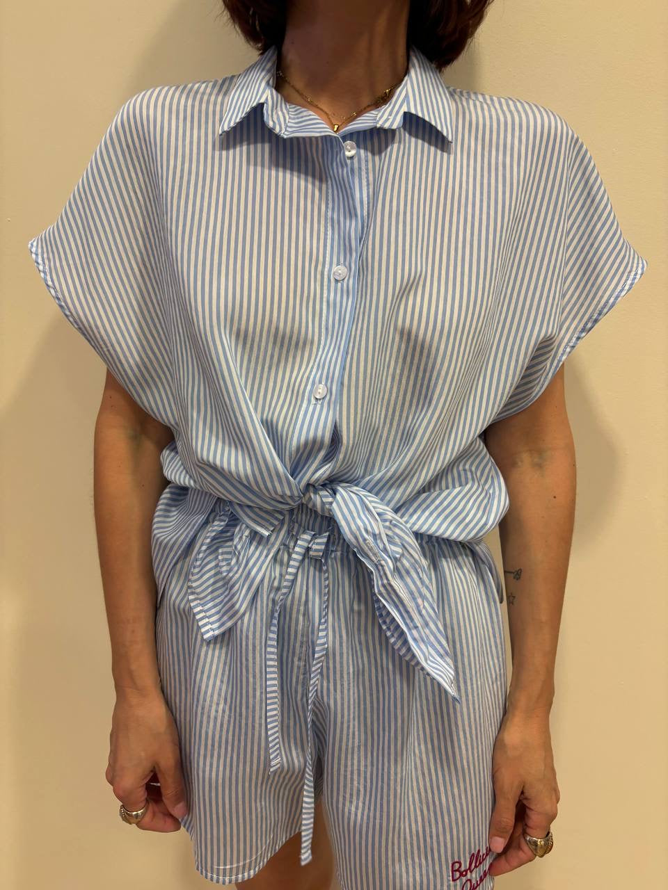 SOUVENIR - Camicia in cotone a mezze maniche a righe verticali bianca e azzurra con nodo