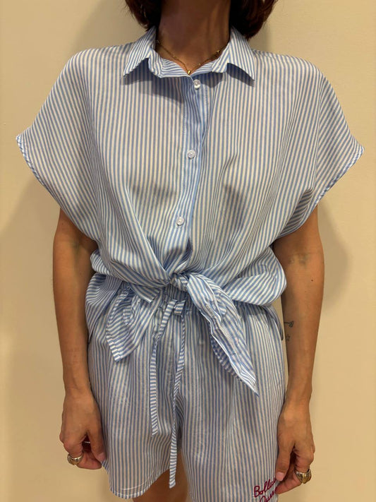 SOUVENIR - Camicia in cotone a mezze maniche a righe verticali bianca e azzurra con nodo