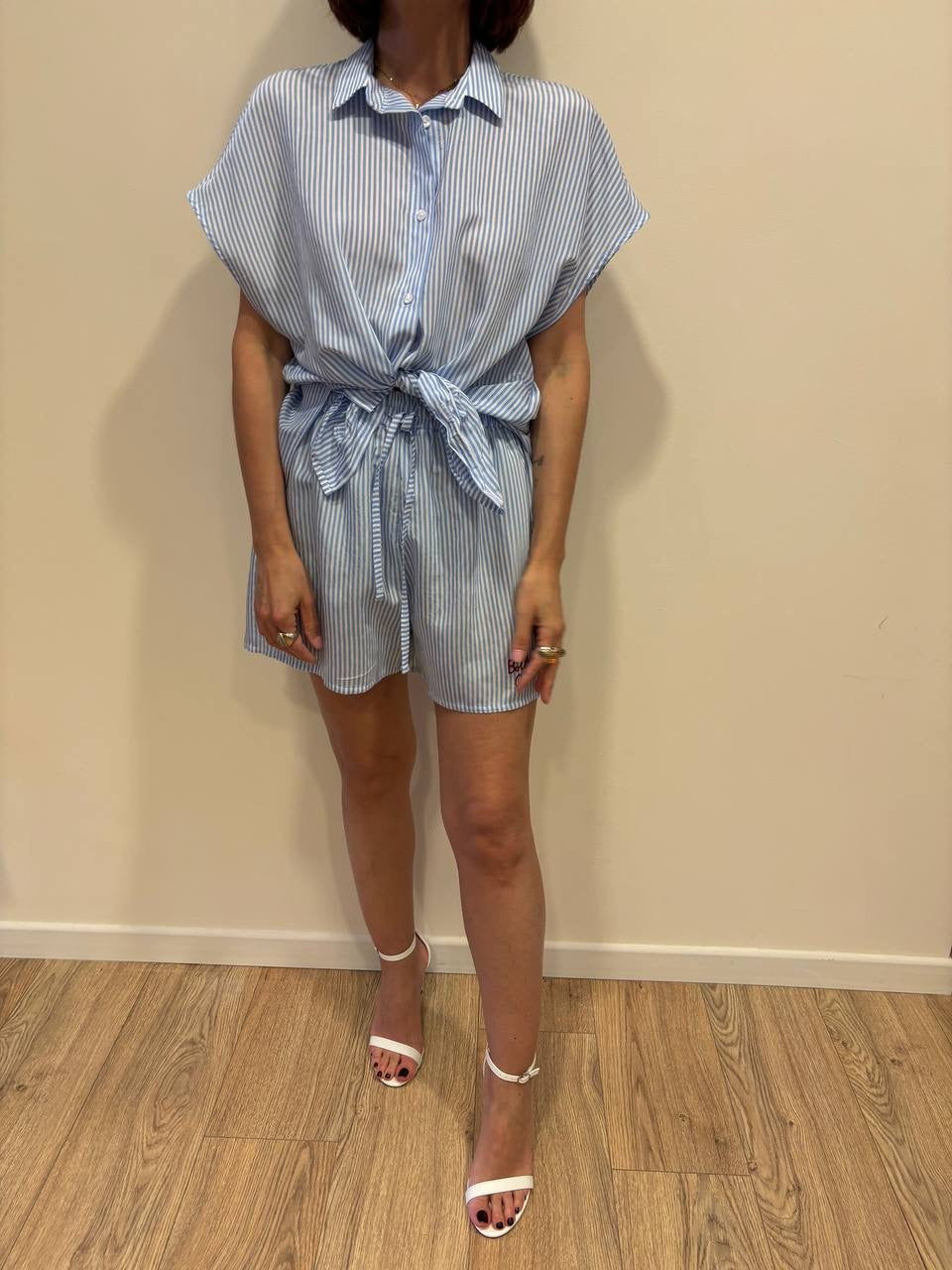 SOUVENIR - Camicia in cotone a mezze maniche a righe verticali bianca e azzurra con nodo
