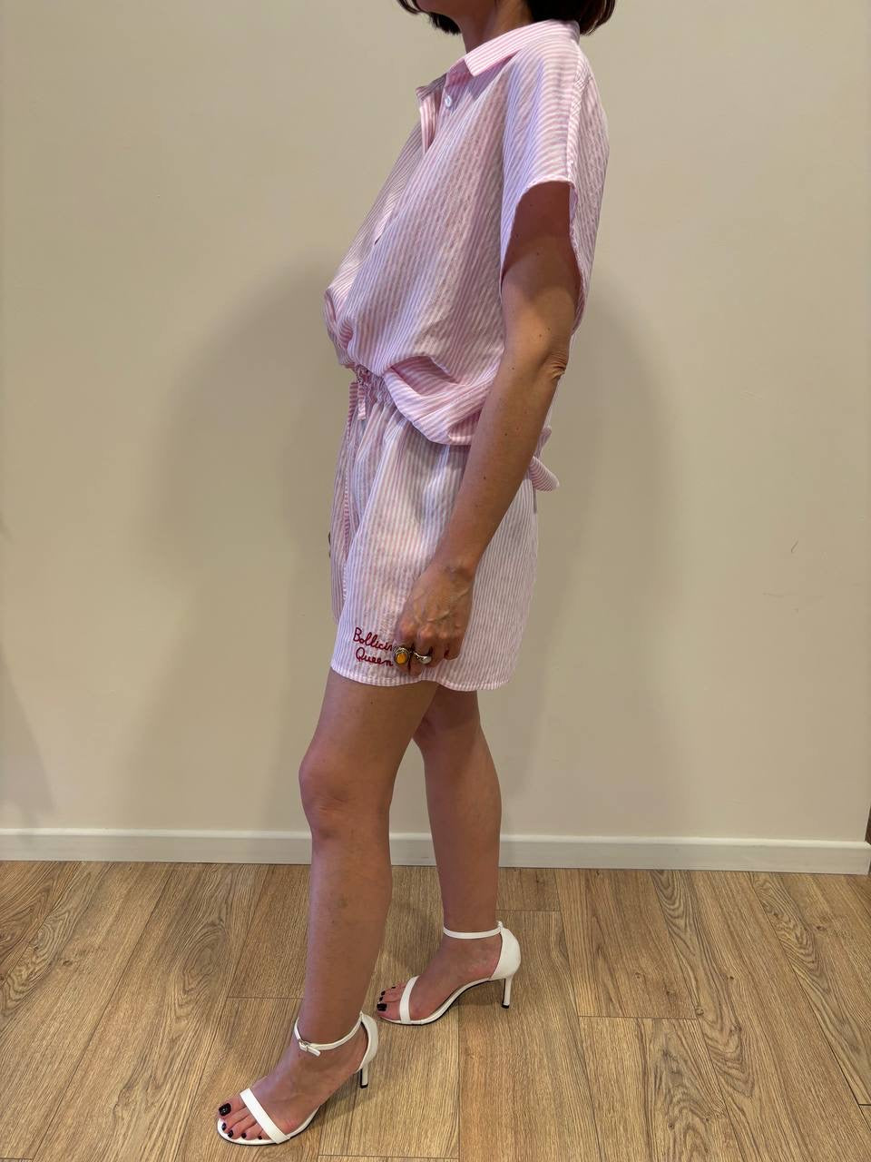 SOUVENIR - Shorts in cotone a righe bianche e rosa con scritta "bollicine queen"