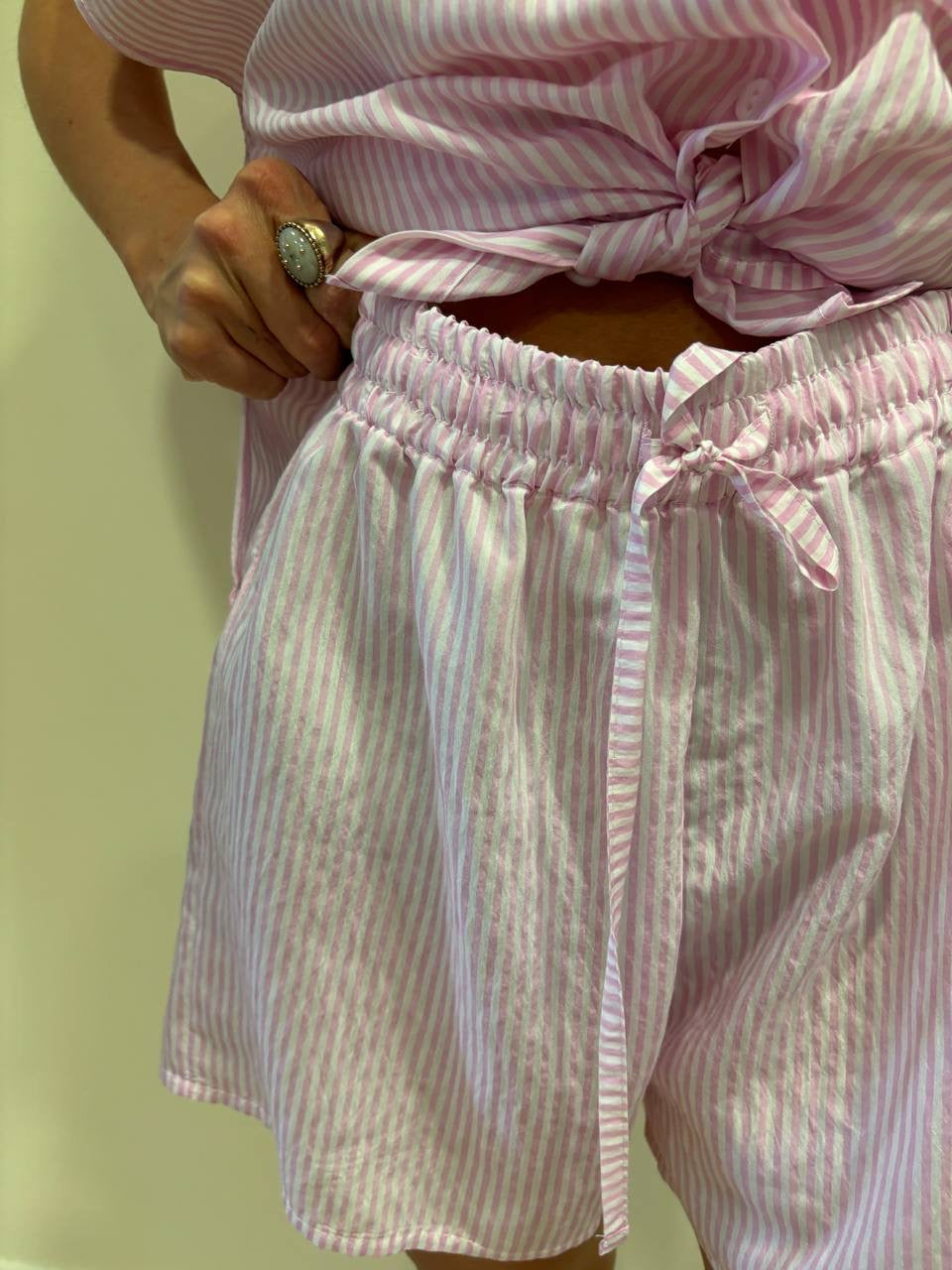 SOUVENIR - Shorts in cotone a righe bianche e rosa con scritta "bollicine queen"
