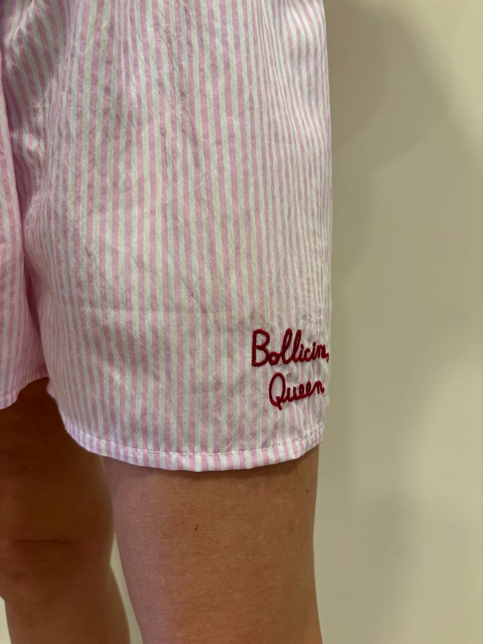 SOUVENIR - Shorts in cotone a righe bianche e rosa con scritta "bollicine queen"