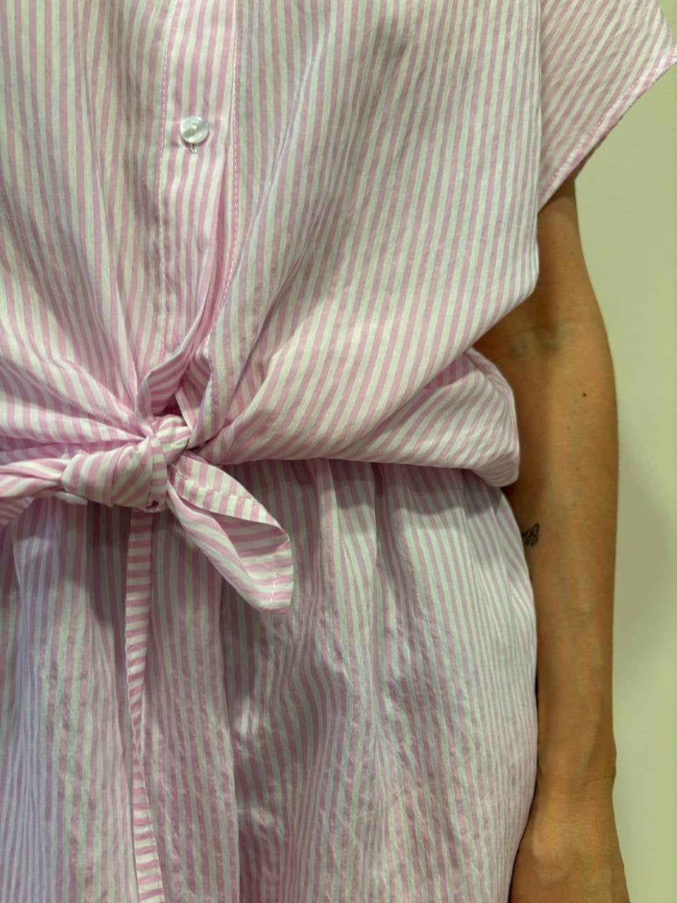 SOUVENIR - Camicia in cotone a mezze maniche a righe verticali bianca e rosa con nodo
