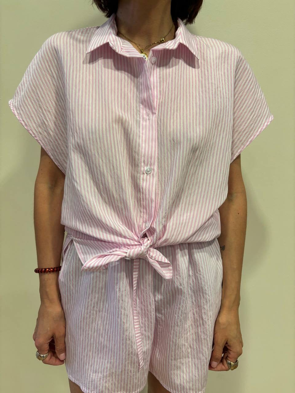SOUVENIR - Camicia in cotone a mezze maniche a righe verticali bianca e rosa con nodo