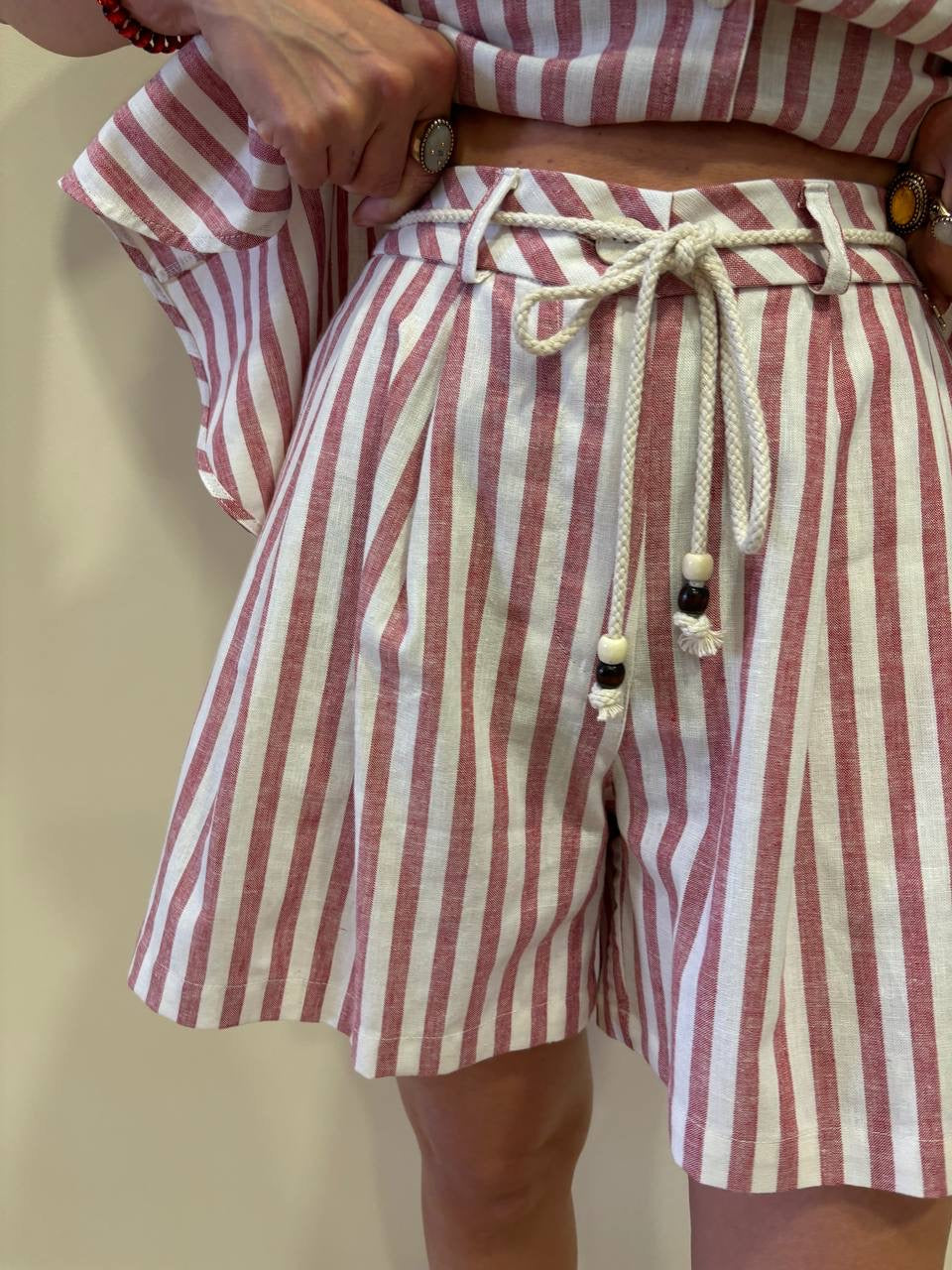 SOUVENIR - Shorts a farfalla a righe verticali burro e rosse in misto lino e cotone