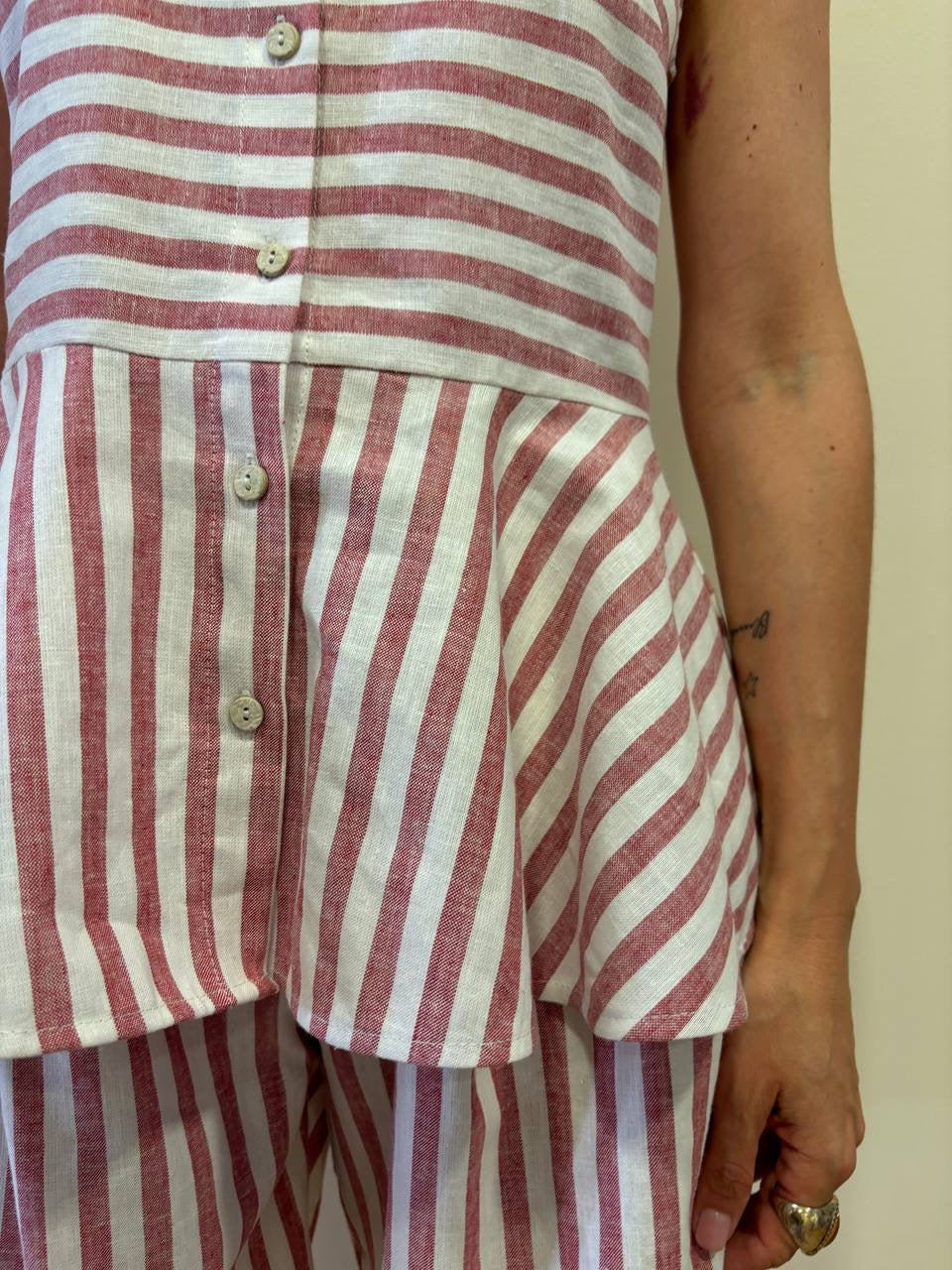 SOUVENIR - Camicia smanicata a righe orizzontali burro e rosse con balza in misto cotone e lino