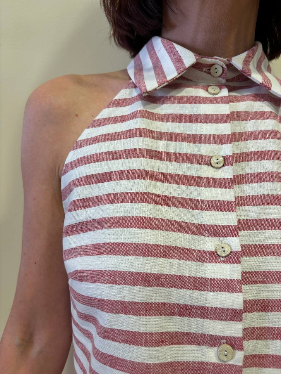 SOUVENIR - Camicia smanicata a righe orizzontali burro e rosse con balza in misto cotone e lino