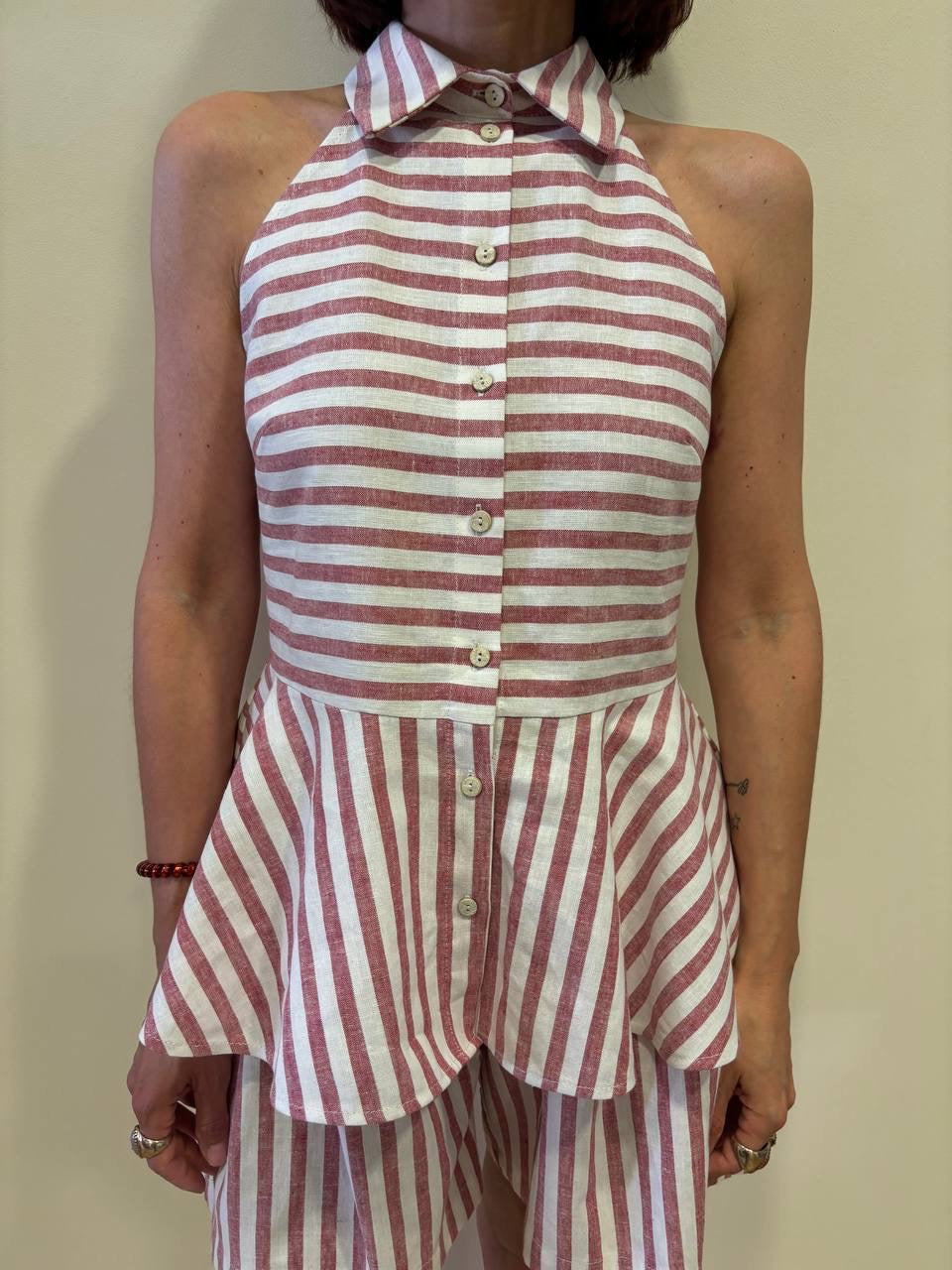 SOUVENIR - Camicia smanicata a righe orizzontali burro e rosse con balza in misto cotone e lino