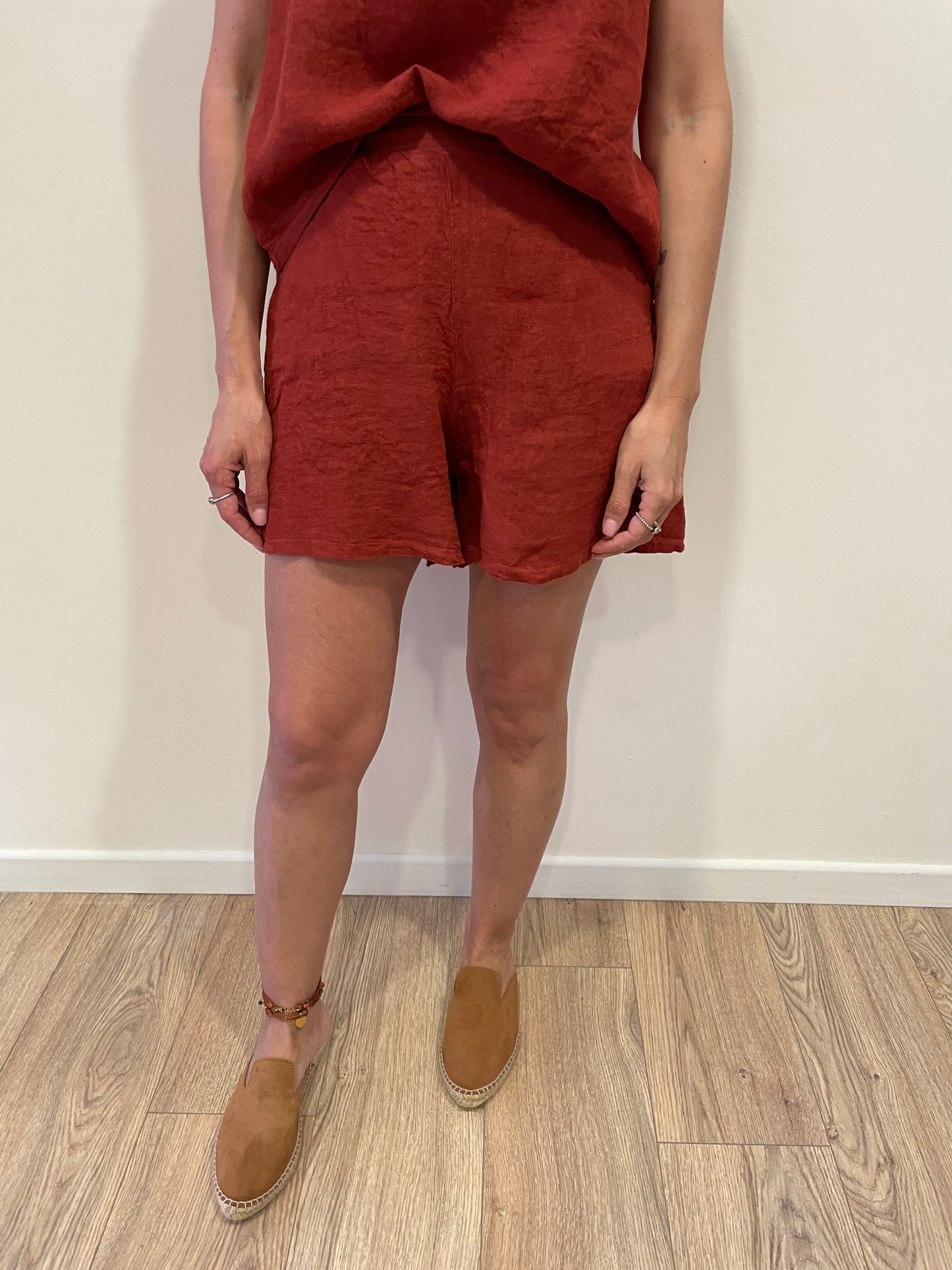 SUSY MIX - Shorts 100% lino a farfalla con elastico color ruggine