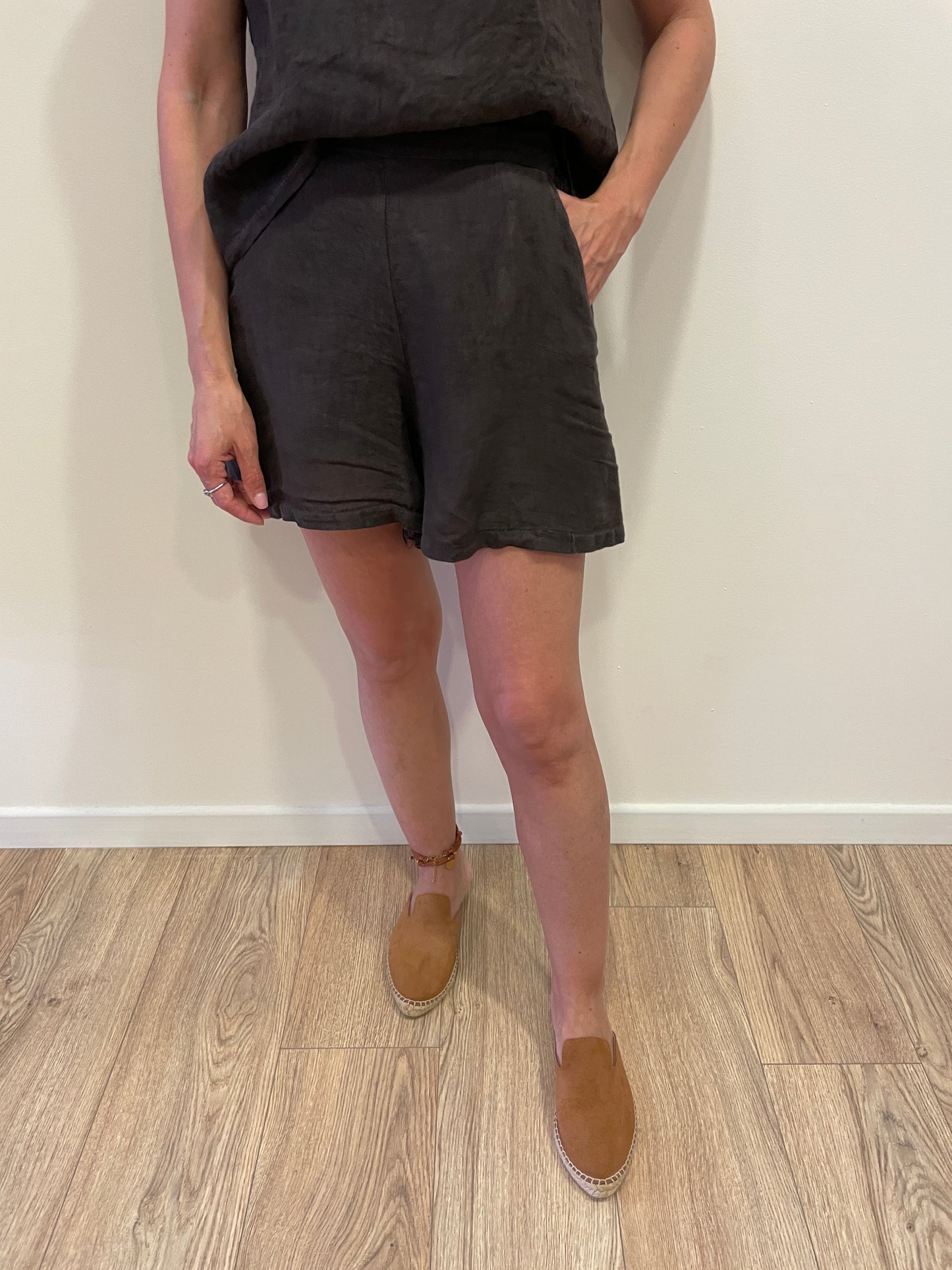 SUSY MIX - Shorts 100% lino a farfalla con elastico color moro