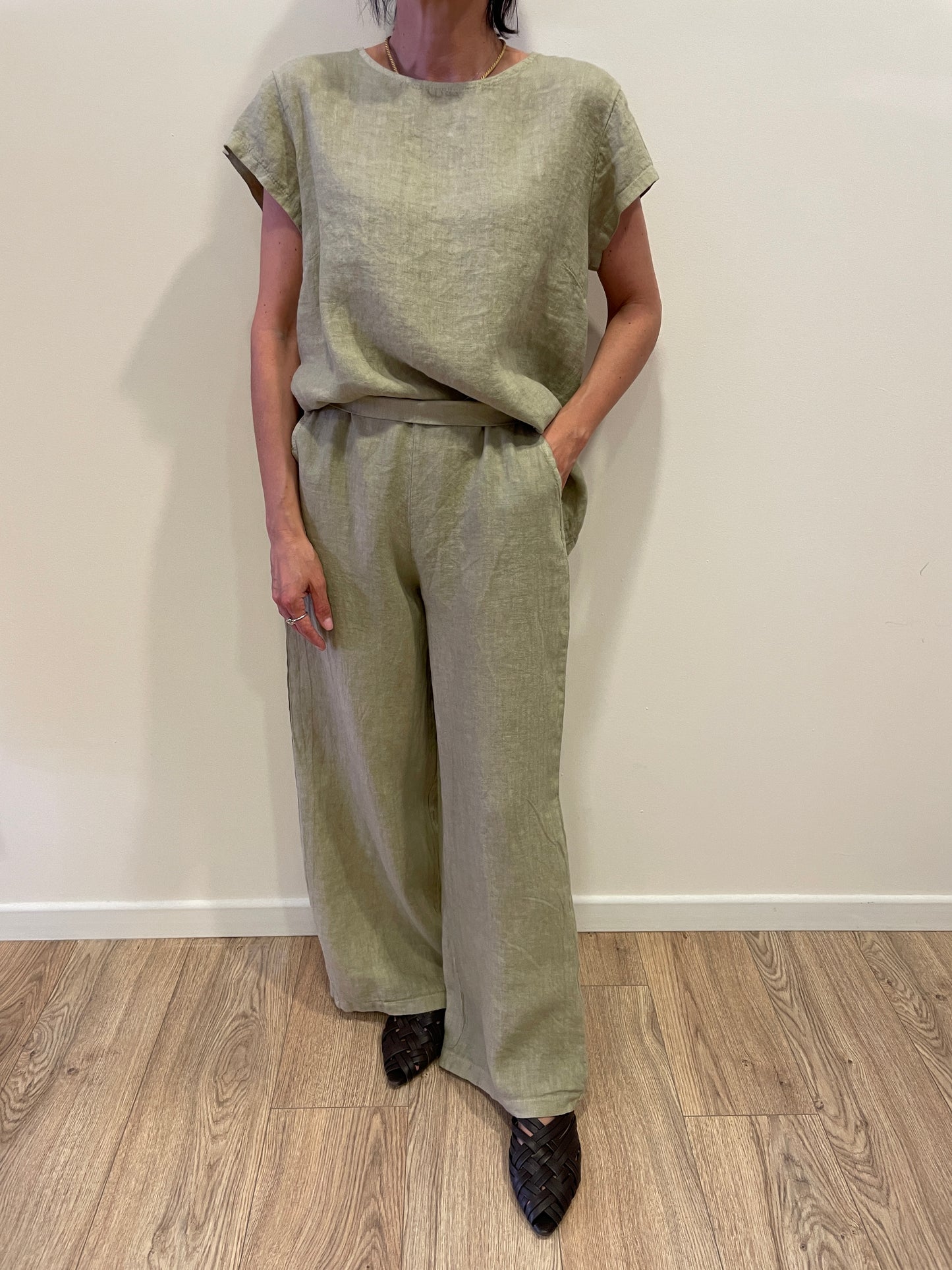 SUSY MIX - Set coordinato con blusa asimmetrica e pantalone a palazzo 100% lino color safari