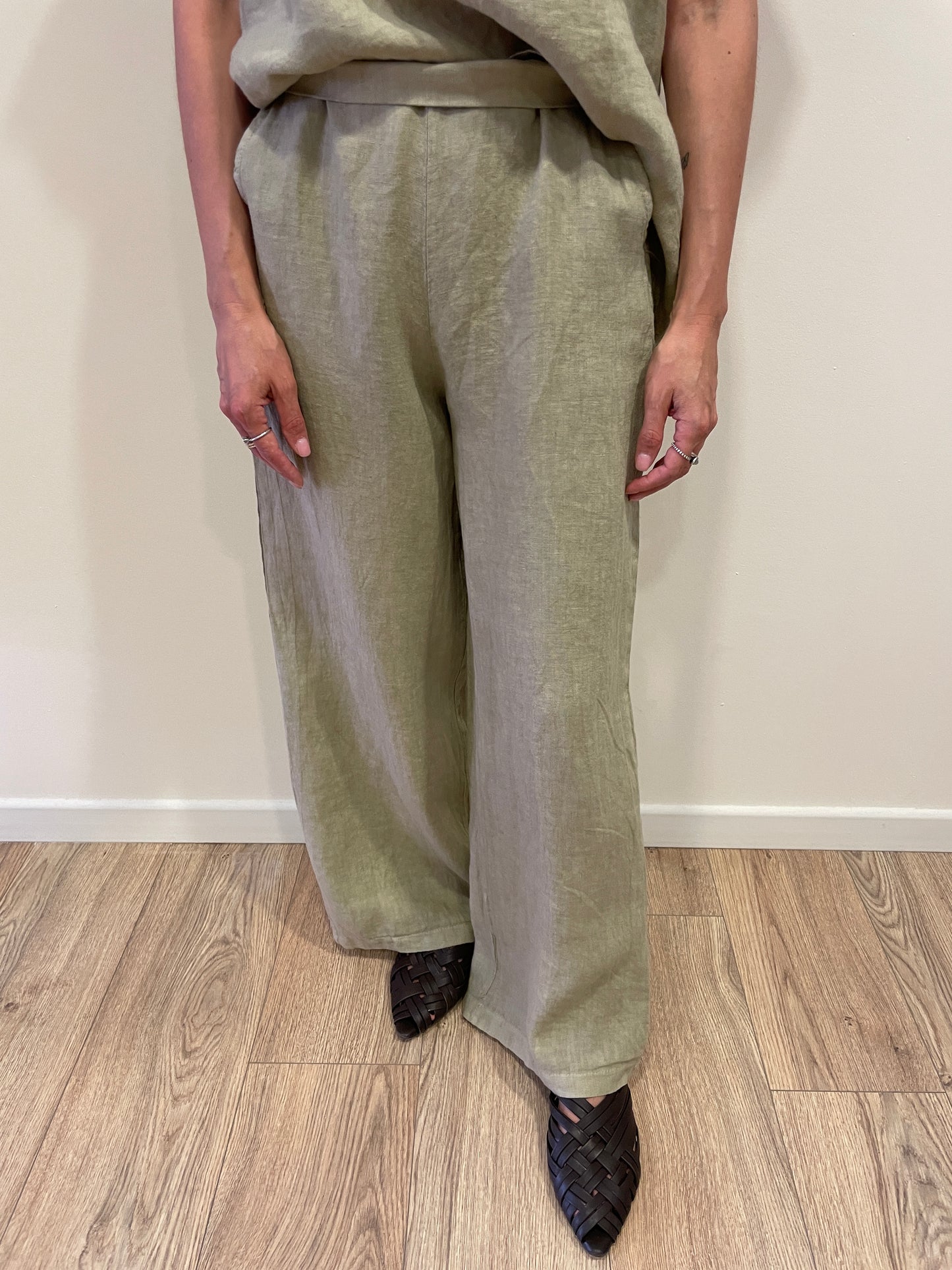 SUSY MIX - Set coordinato con blusa asimmetrica e pantalone a palazzo 100% lino color safari