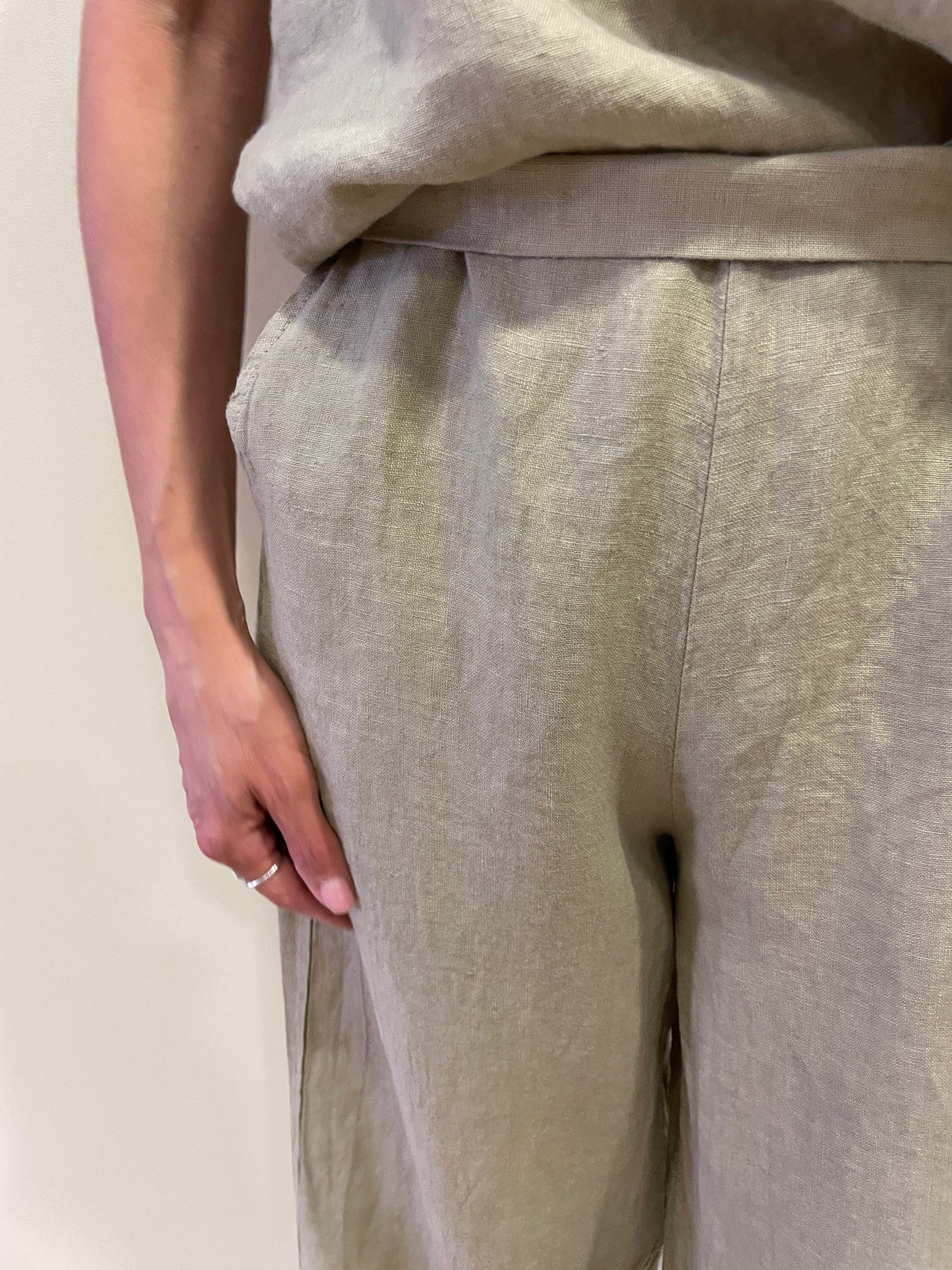 SUSY MIX - Set coordinato con blusa asimmetrica e pantalone a palazzo 100% lino color safari