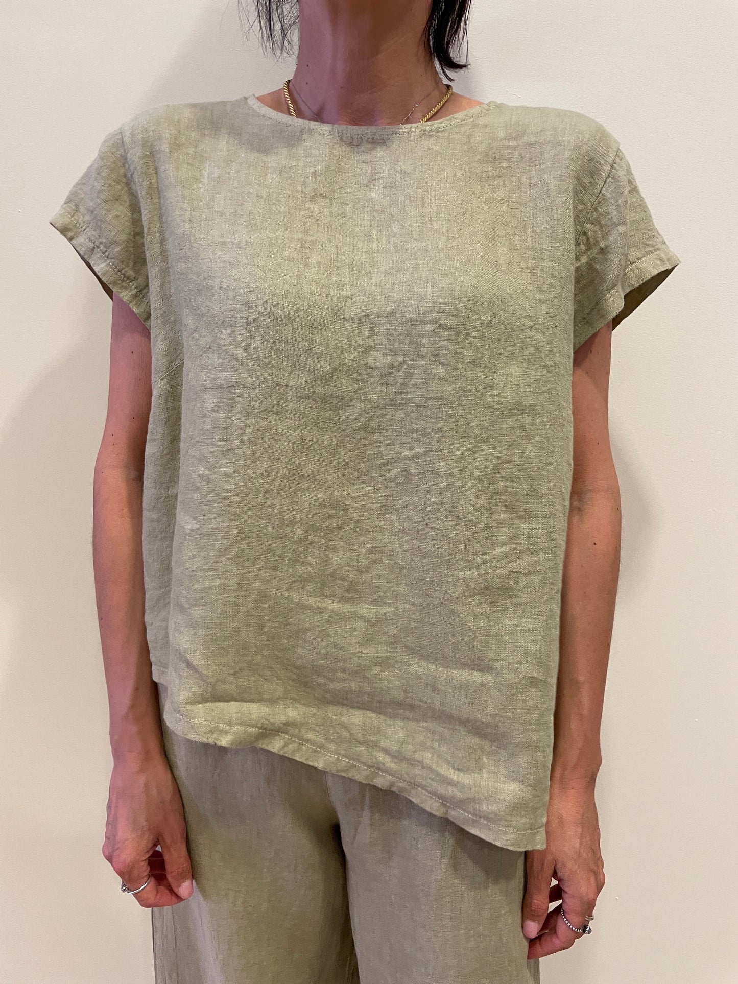 SUSY MIX - Set coordinato con blusa asimmetrica e pantalone a palazzo 100% lino color safari