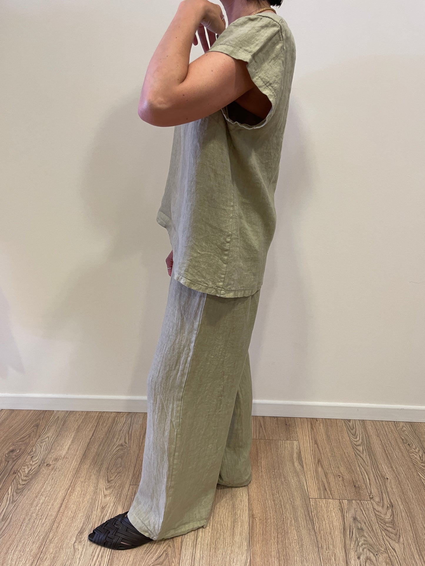 SUSY MIX - Set coordinato con blusa asimmetrica e pantalone a palazzo 100% lino color safari