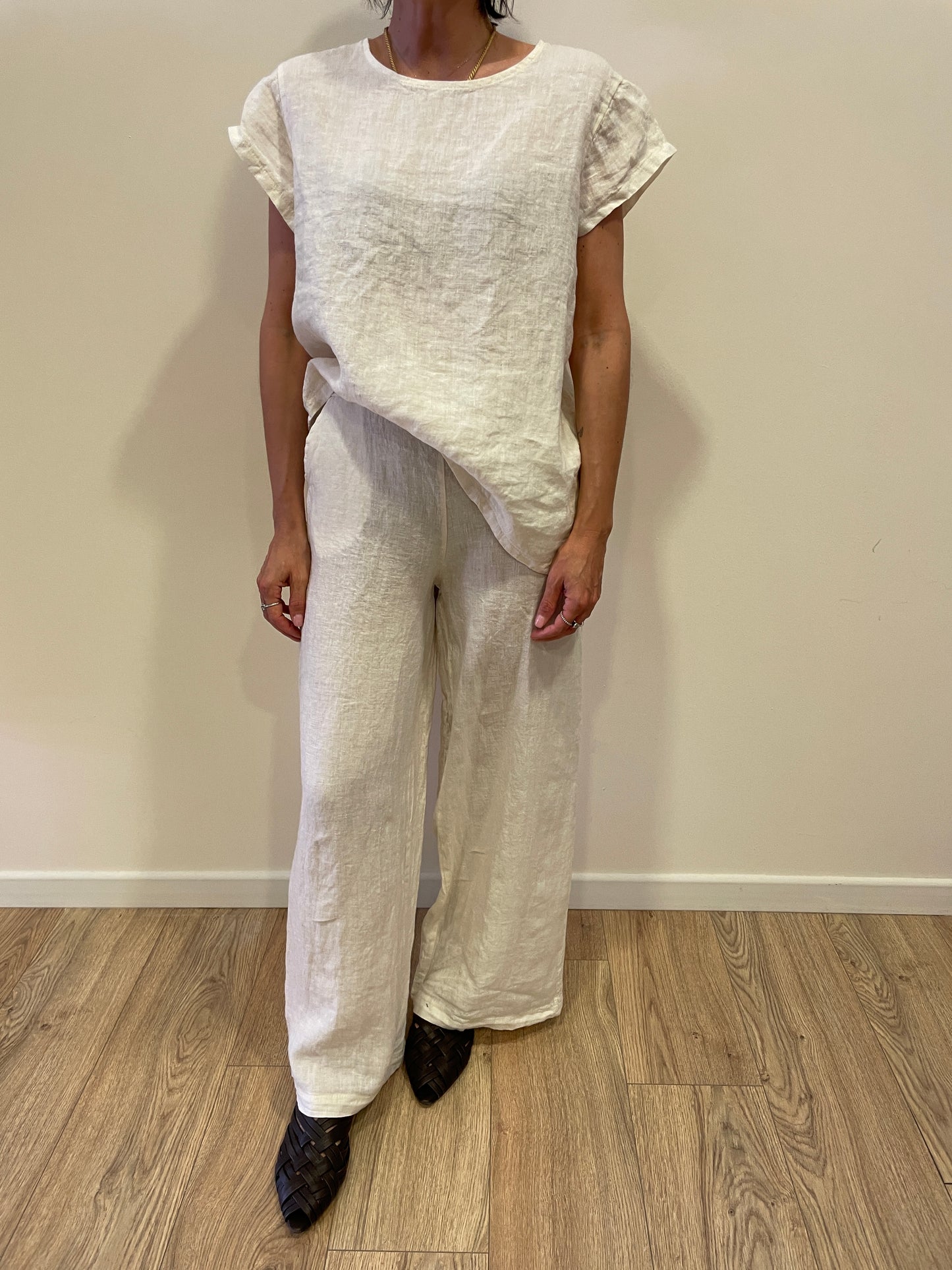 SUSY MIX - Set coordinato con blusa asimmetrica e pantalone a palazzo 100% lino color latte