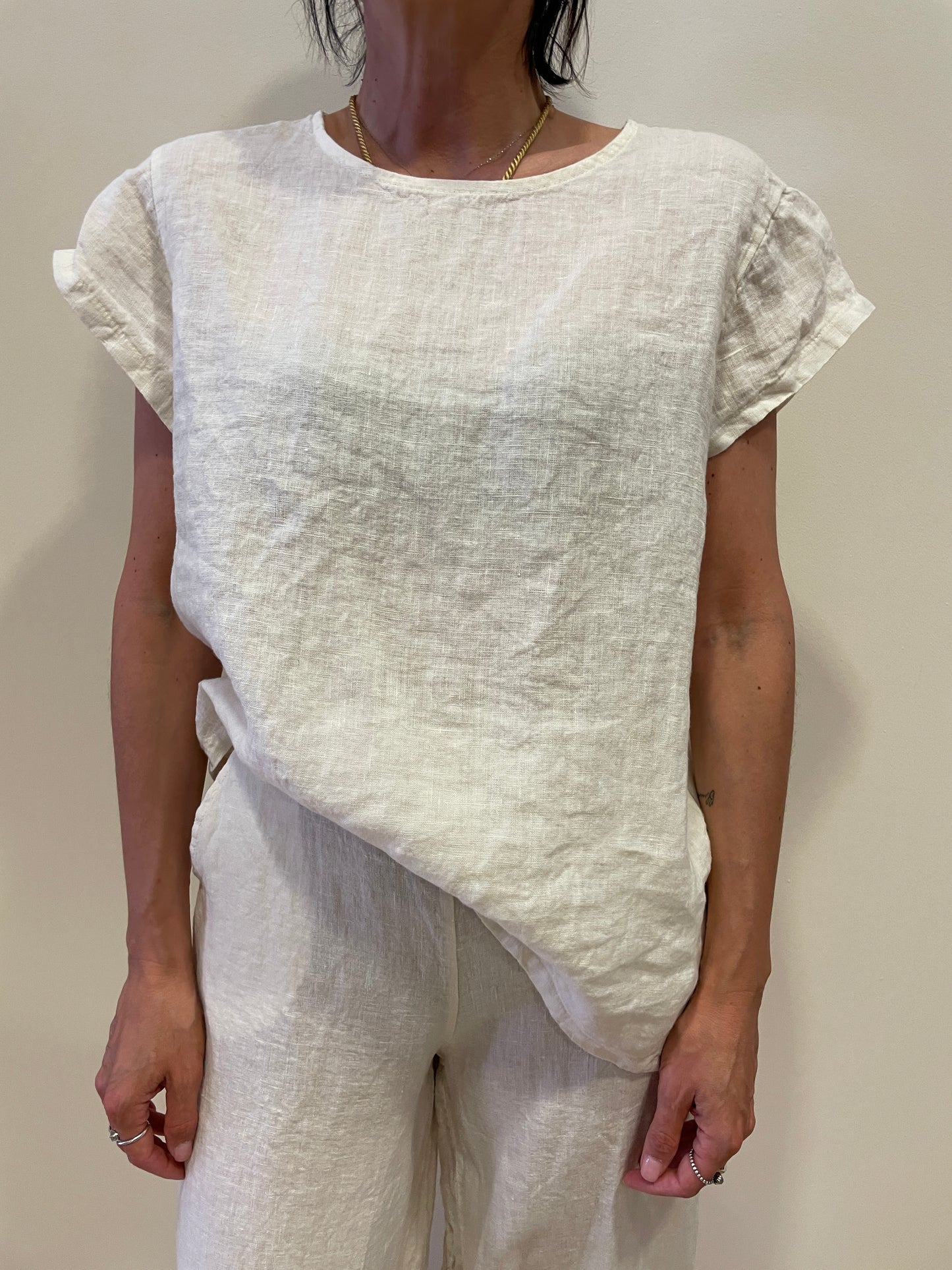 SUSY MIX - Set coordinato con blusa asimmetrica e pantalone a palazzo 100% lino color latte