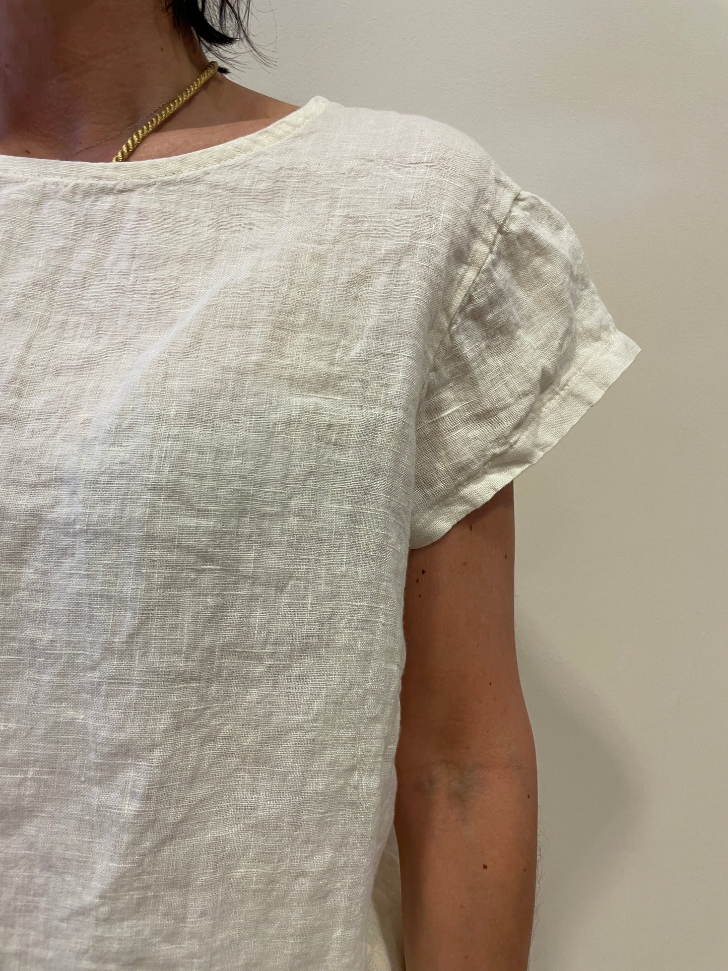 SUSY MIX - Set coordinato con blusa asimmetrica e pantalone a palazzo 100% lino color latte