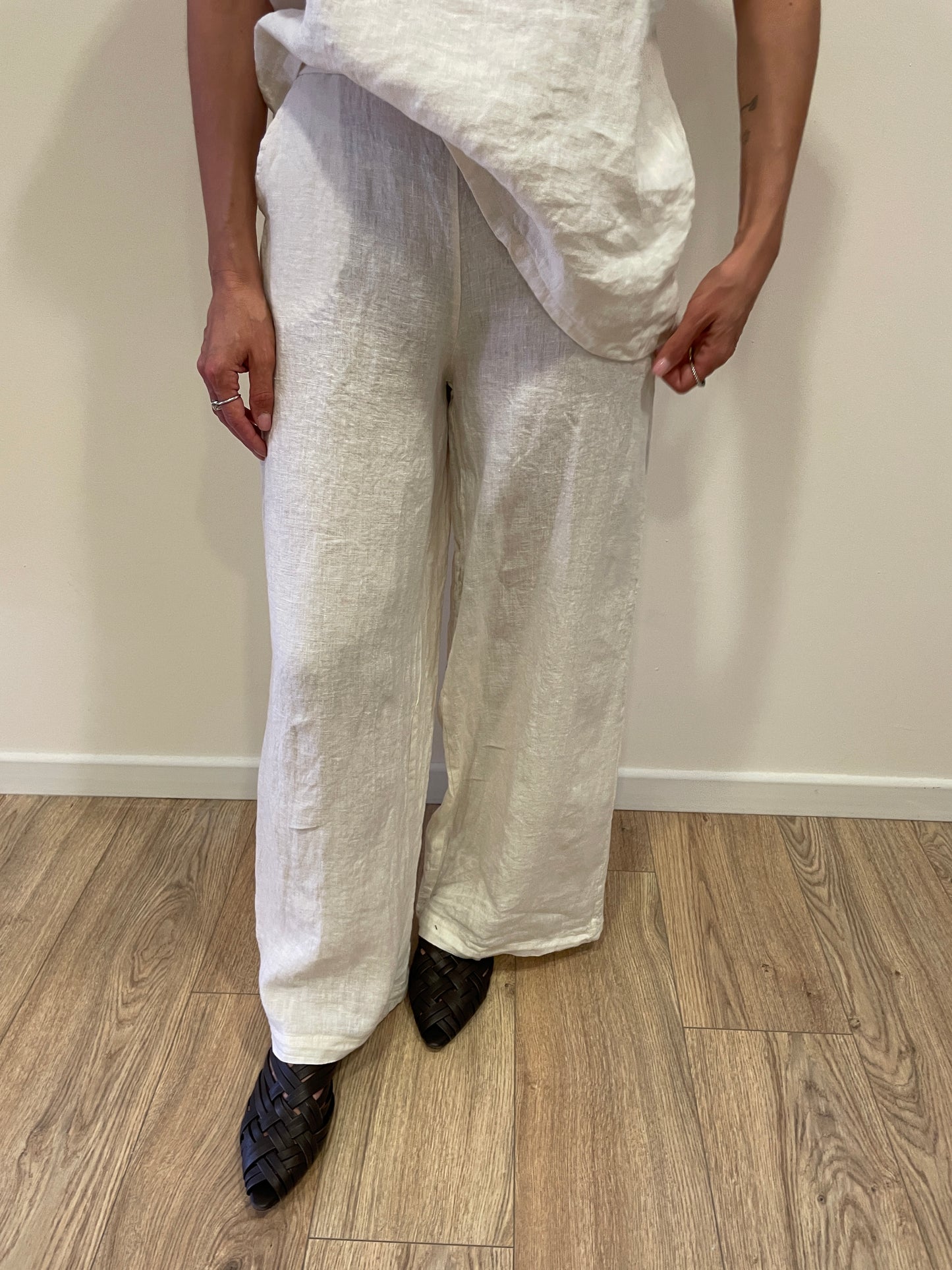 SUSY MIX - Set coordinato con blusa asimmetrica e pantalone a palazzo 100% lino color latte