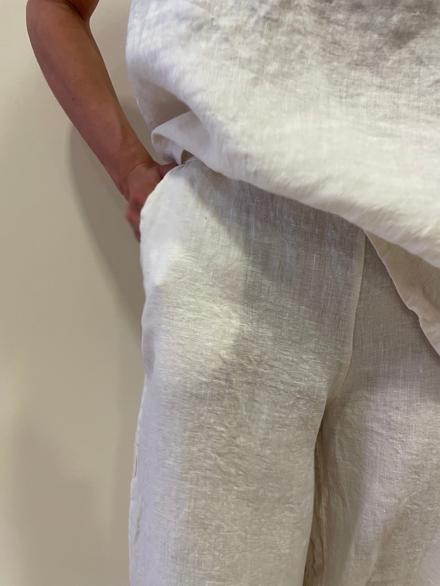 SUSY MIX - Set coordinato con blusa asimmetrica e pantalone a palazzo 100% lino color latte
