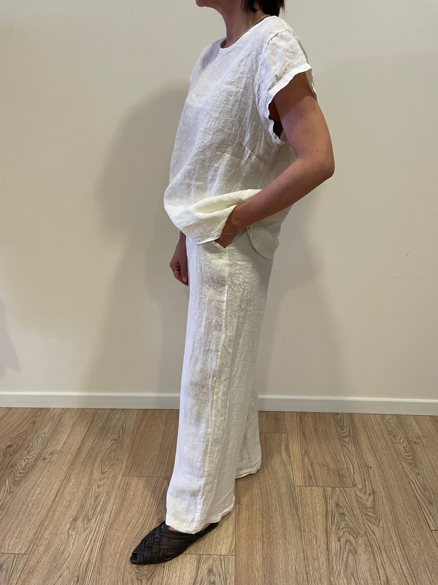 SUSY MIX - Set coordinato con blusa asimmetrica e pantalone a palazzo 100% lino color latte