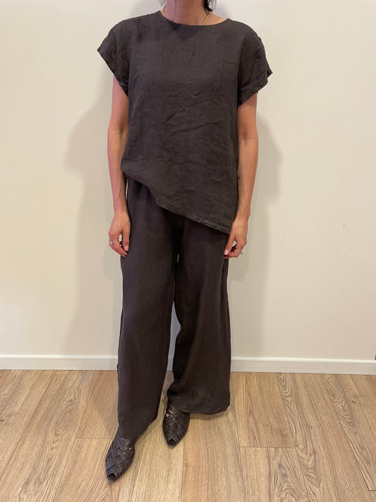 SUSY MIX - Set coordinato con blusa asimmetrica e pantalone a palazzo 100% lino color moro